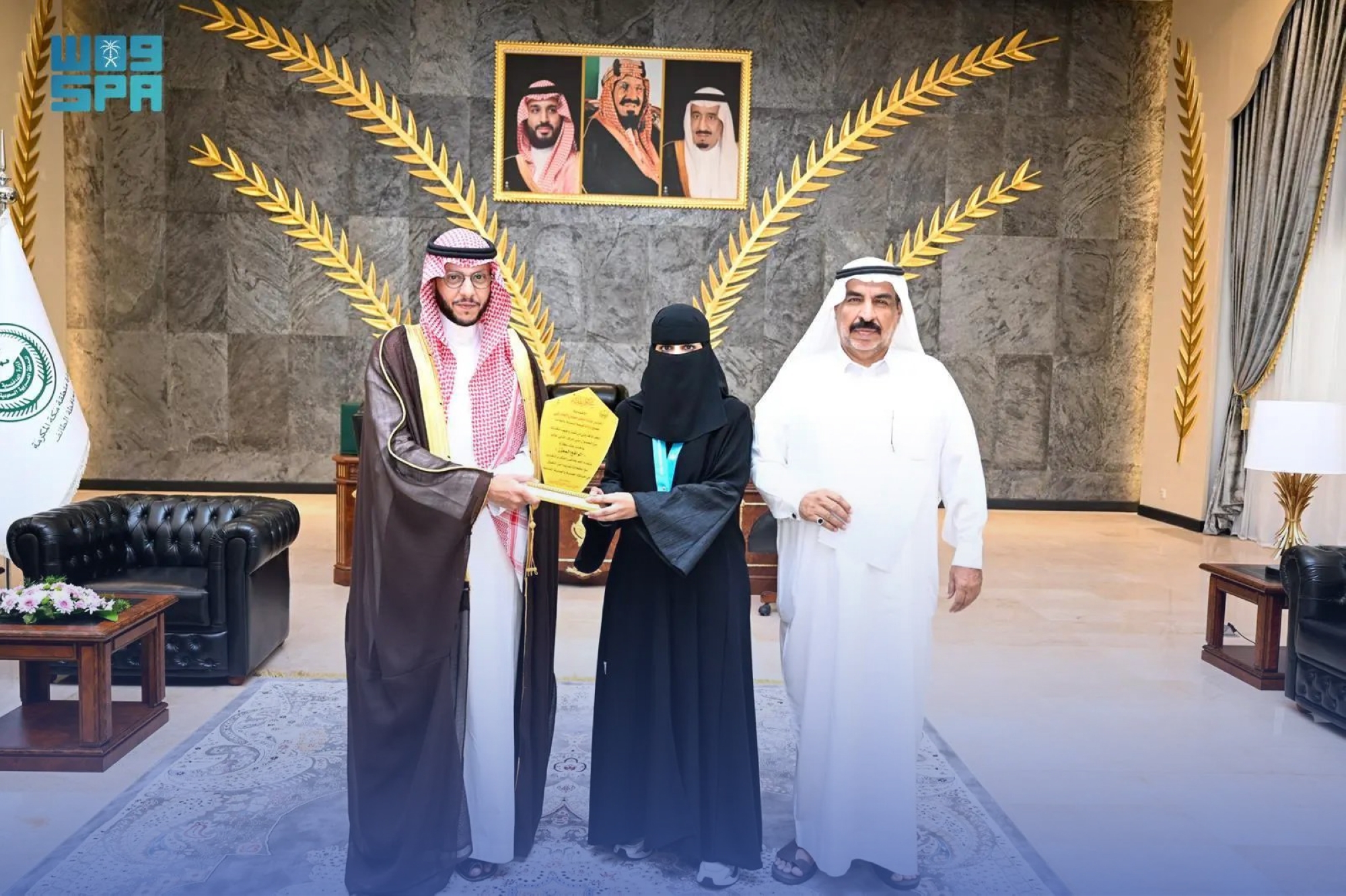 محافظ الطائف يكرم مبتكرة نظارة الواقع المعزز