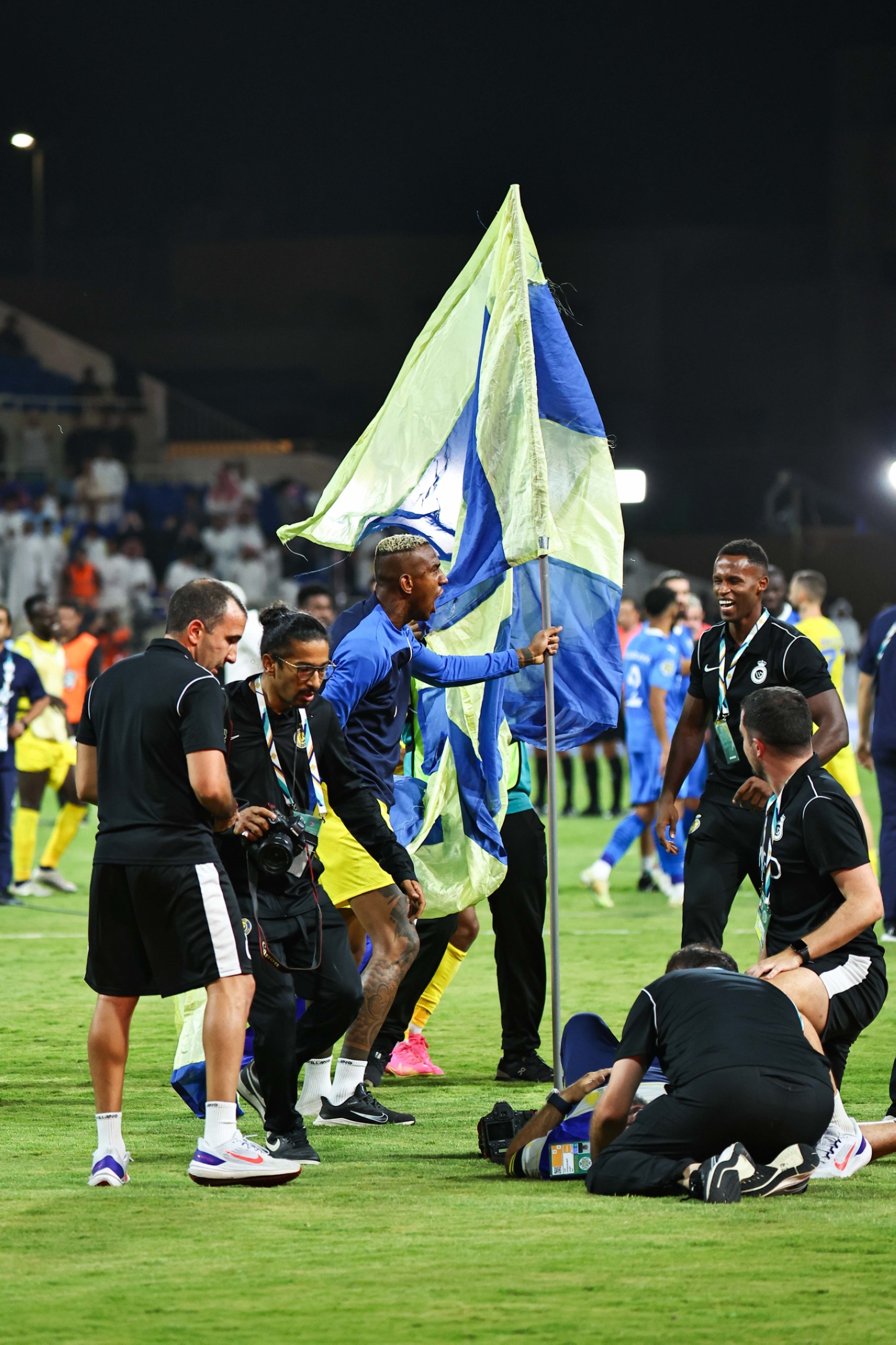 وسط اشتباكات.. تاليسكا يغرس علم النصر والبليهي يمنعه