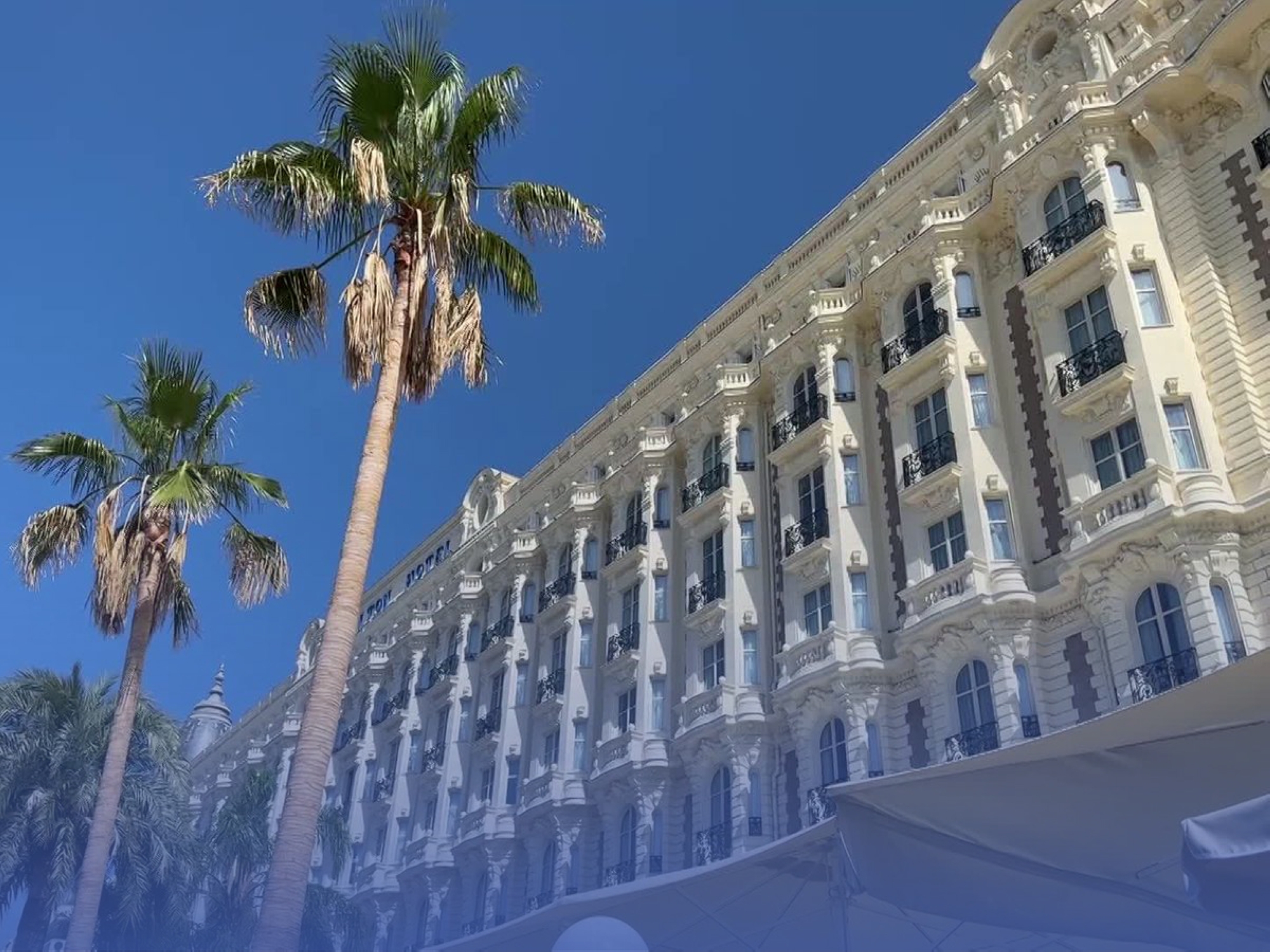 سقوط مواطن من شرفة فندق بفرنسا