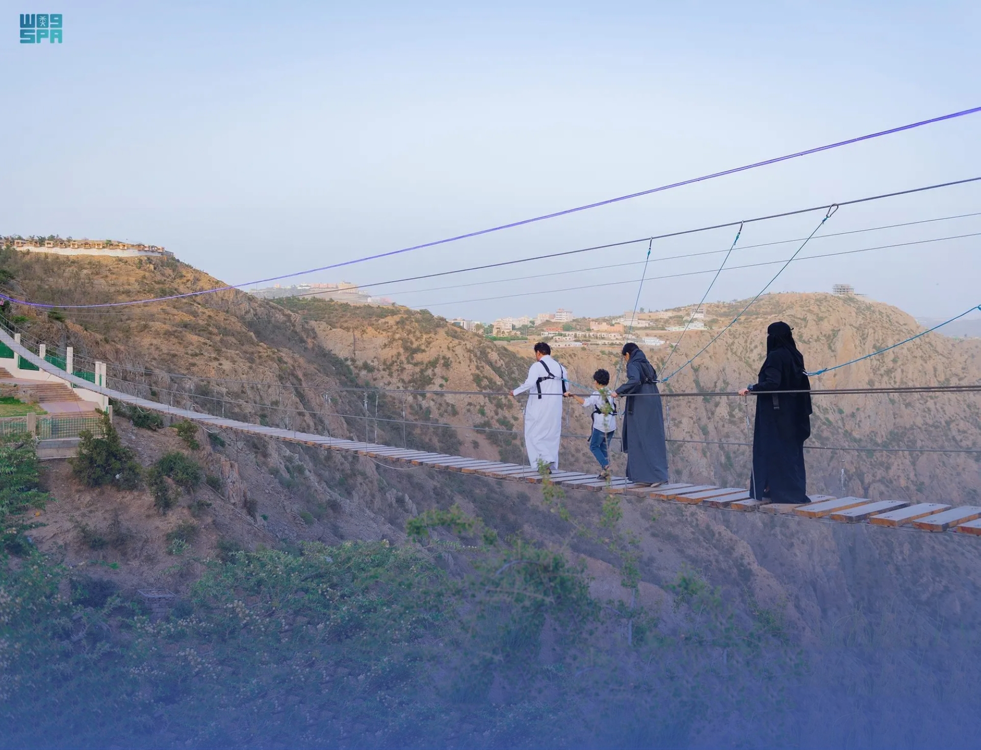"عنب".. "ومطر وسُحب"