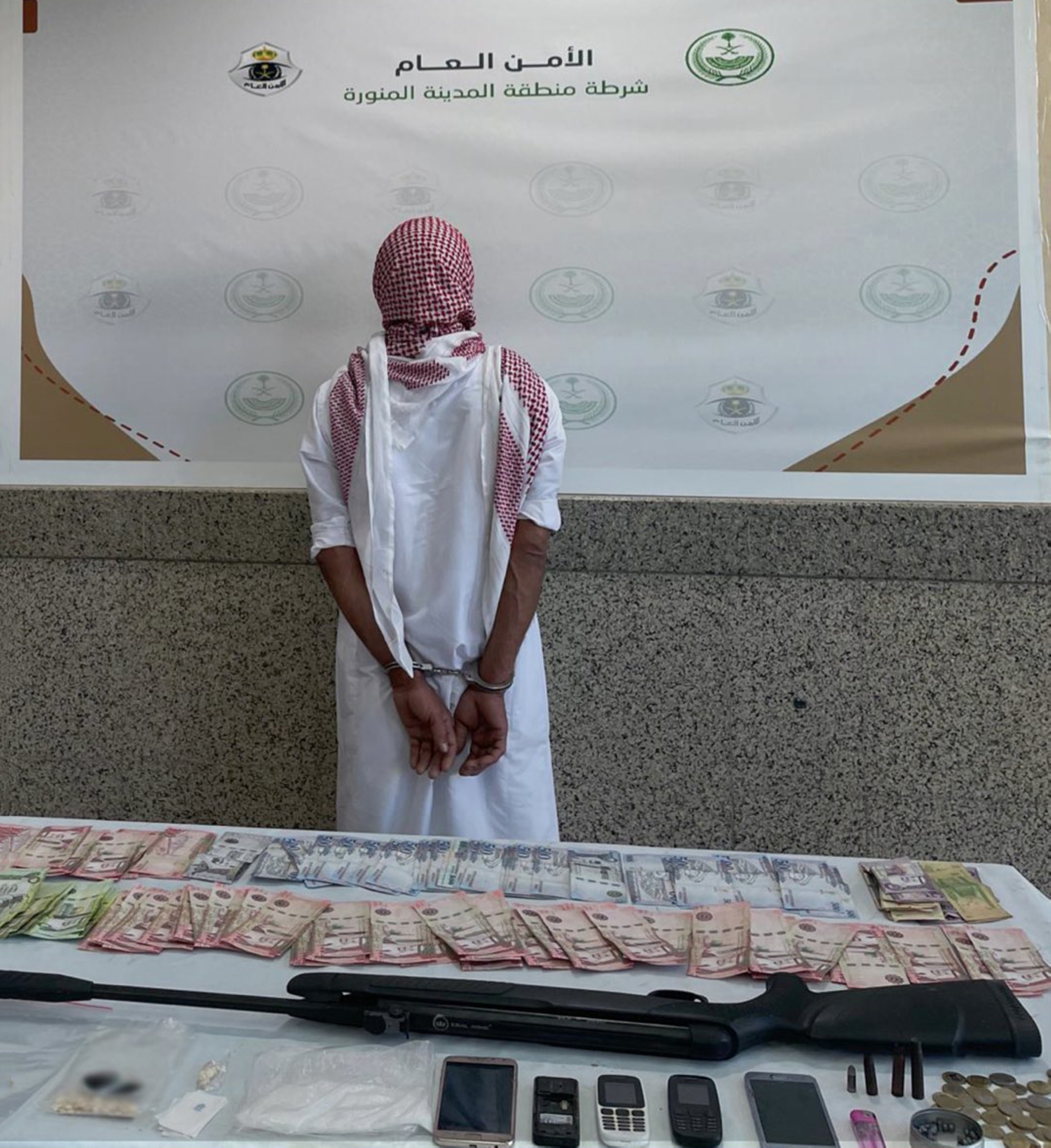 الإطاحة بمواطن روّج 3 أنواع من "المخدرات"