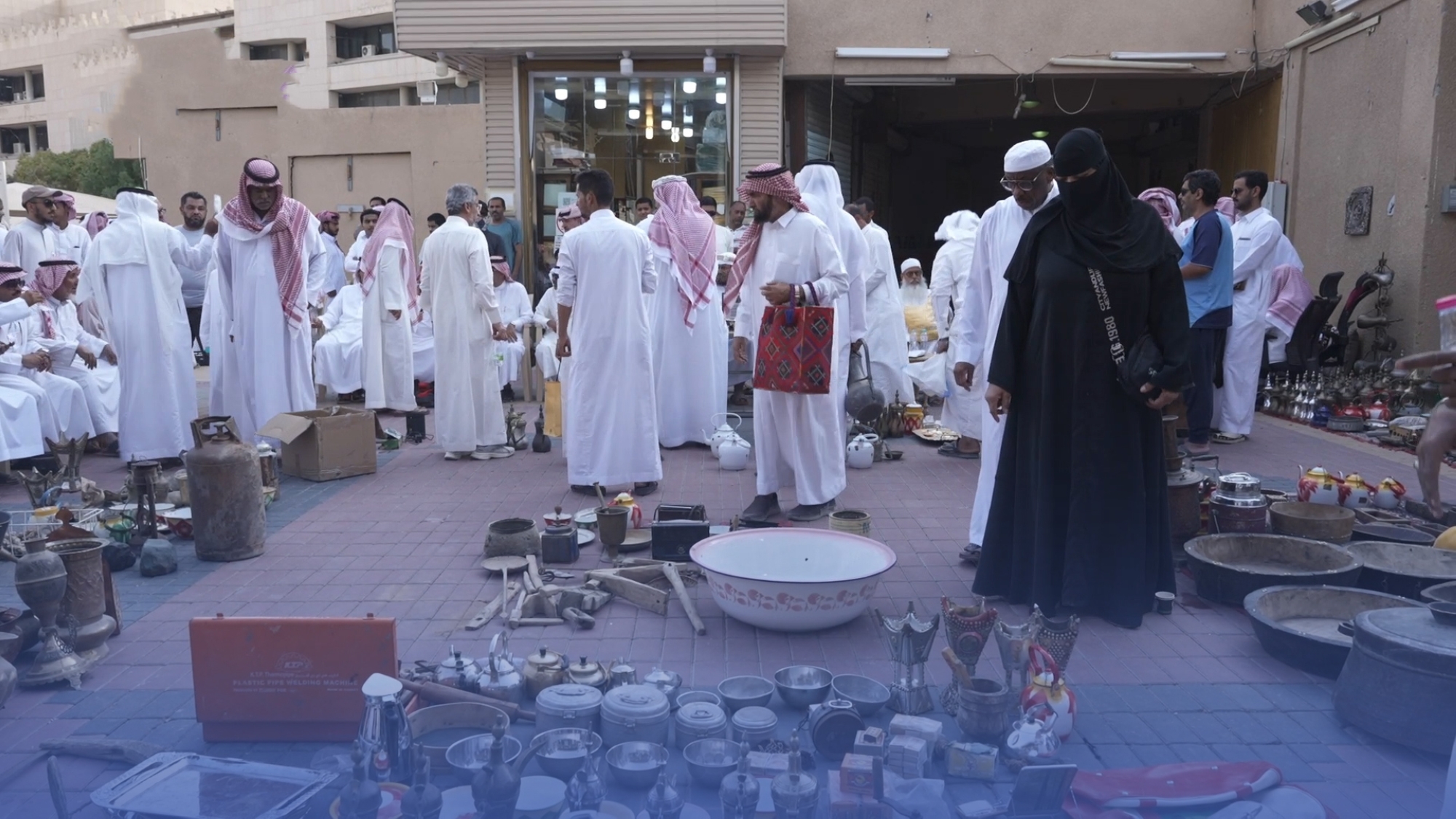 "شلقم".. مسرح سوق "الزل"