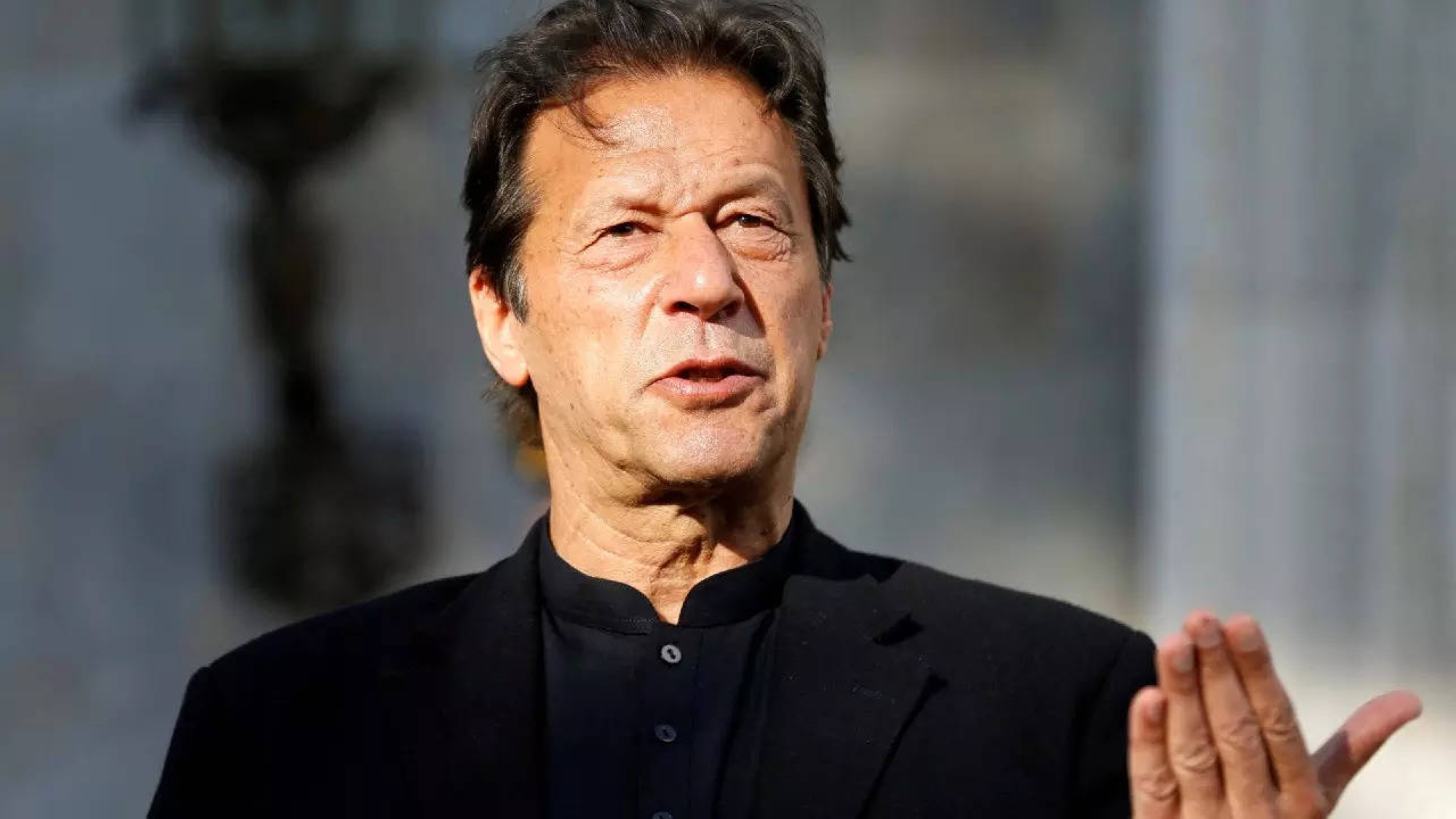 اتهام عمران خان بتسريب "أسرار الدولة"