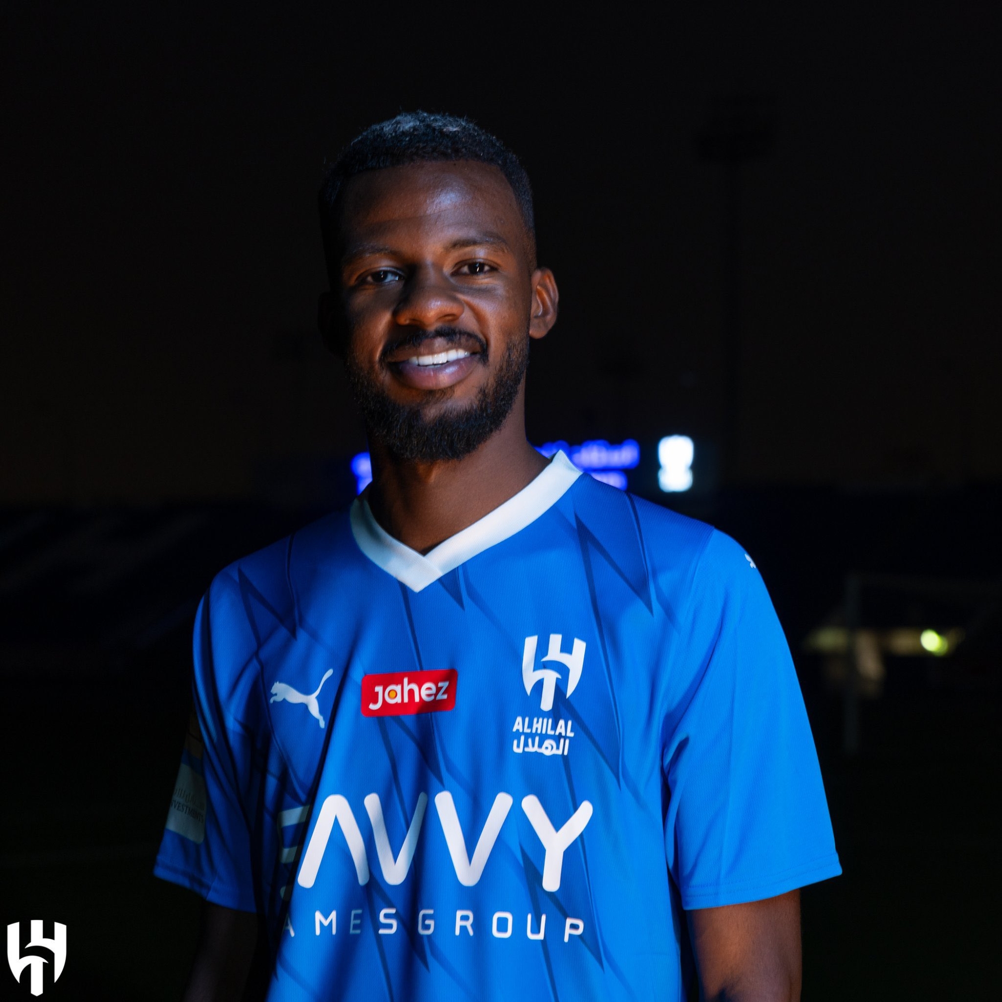 تمبكتي: أتشرف بارتداء شعار الهلال