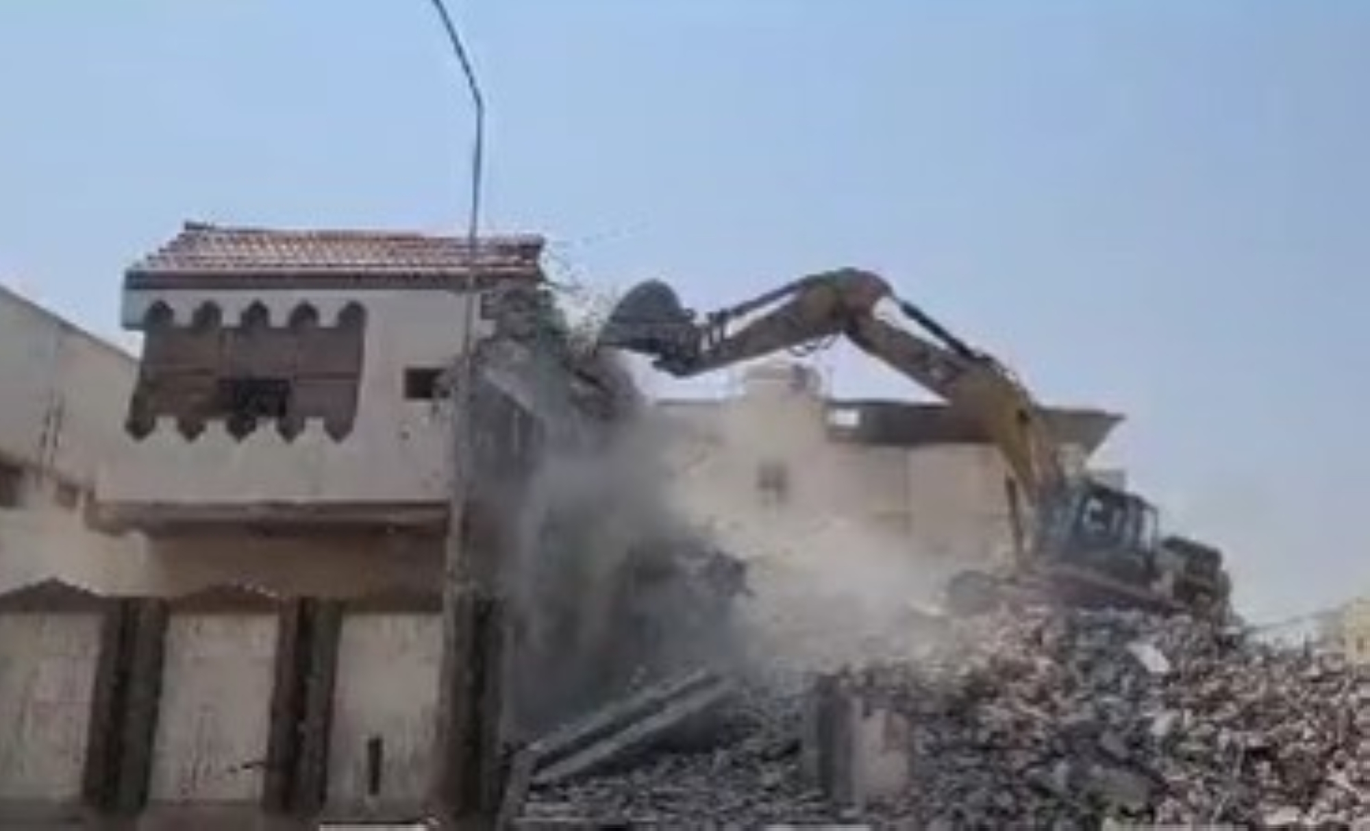 إزالة مبنى آيل للسقوط في الدمام