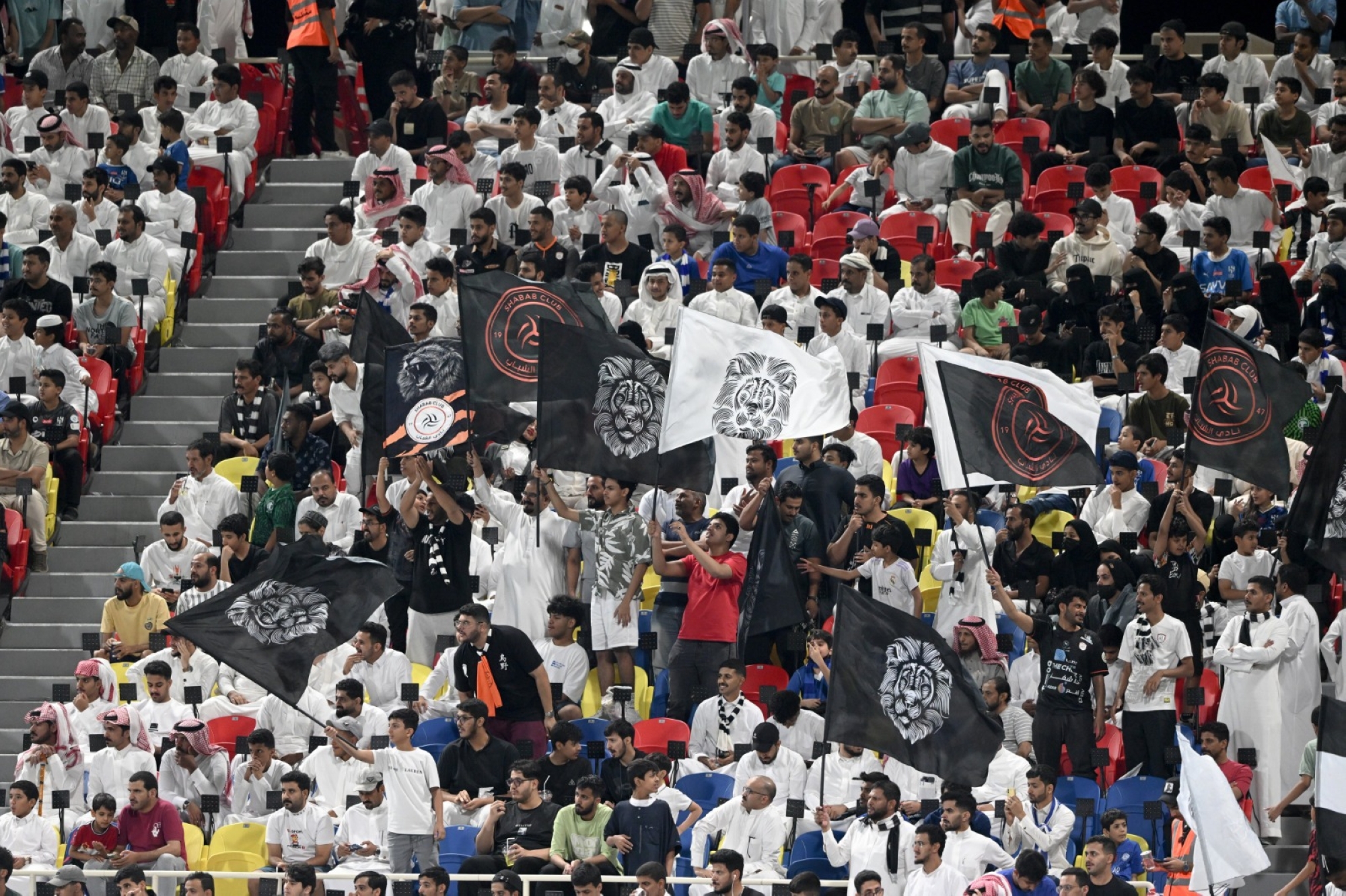 جماهير الشباب تطالب برحيل رئيس النادي