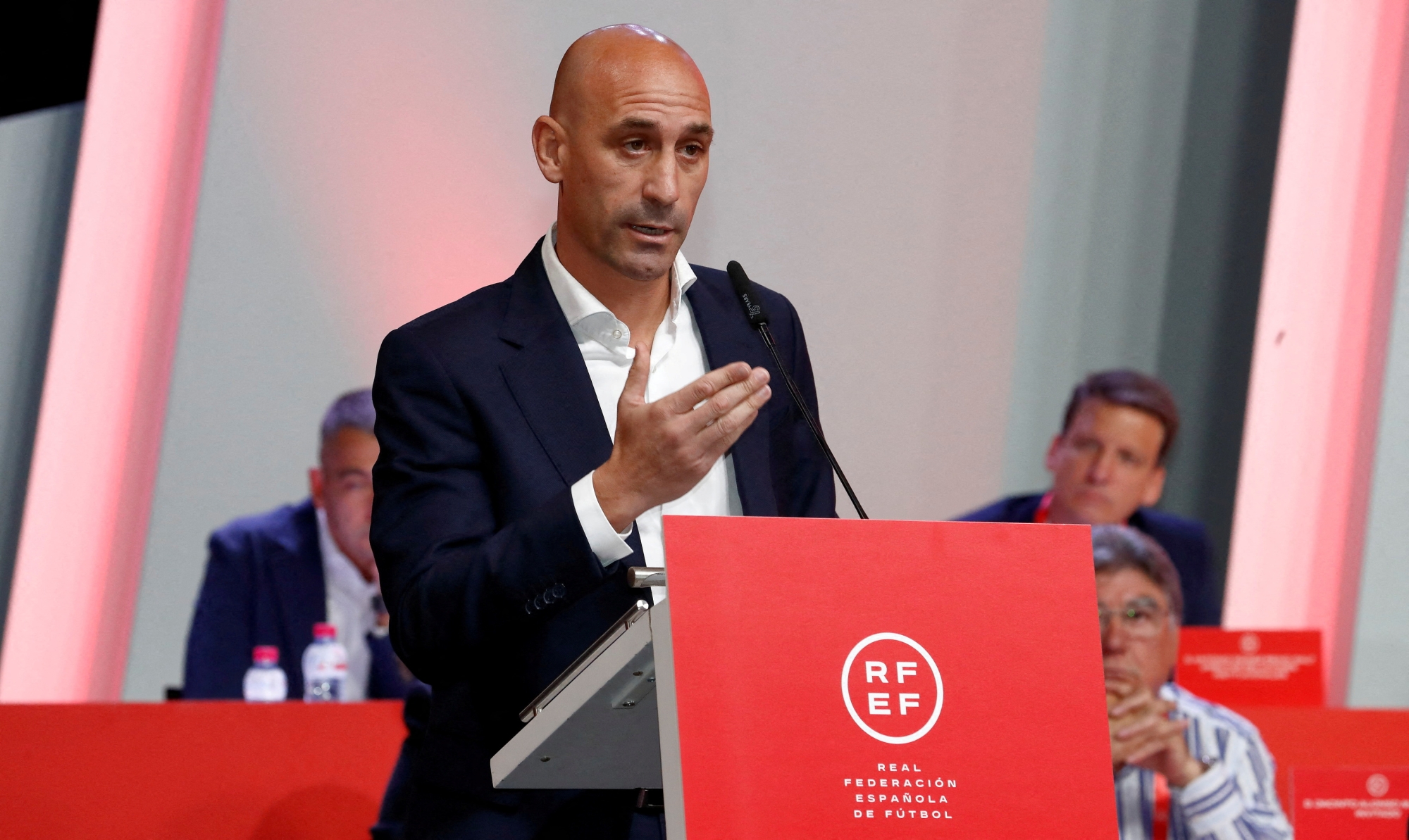 أول تعليق من رئيس الاتحاد الإسباني بعد إيقافه