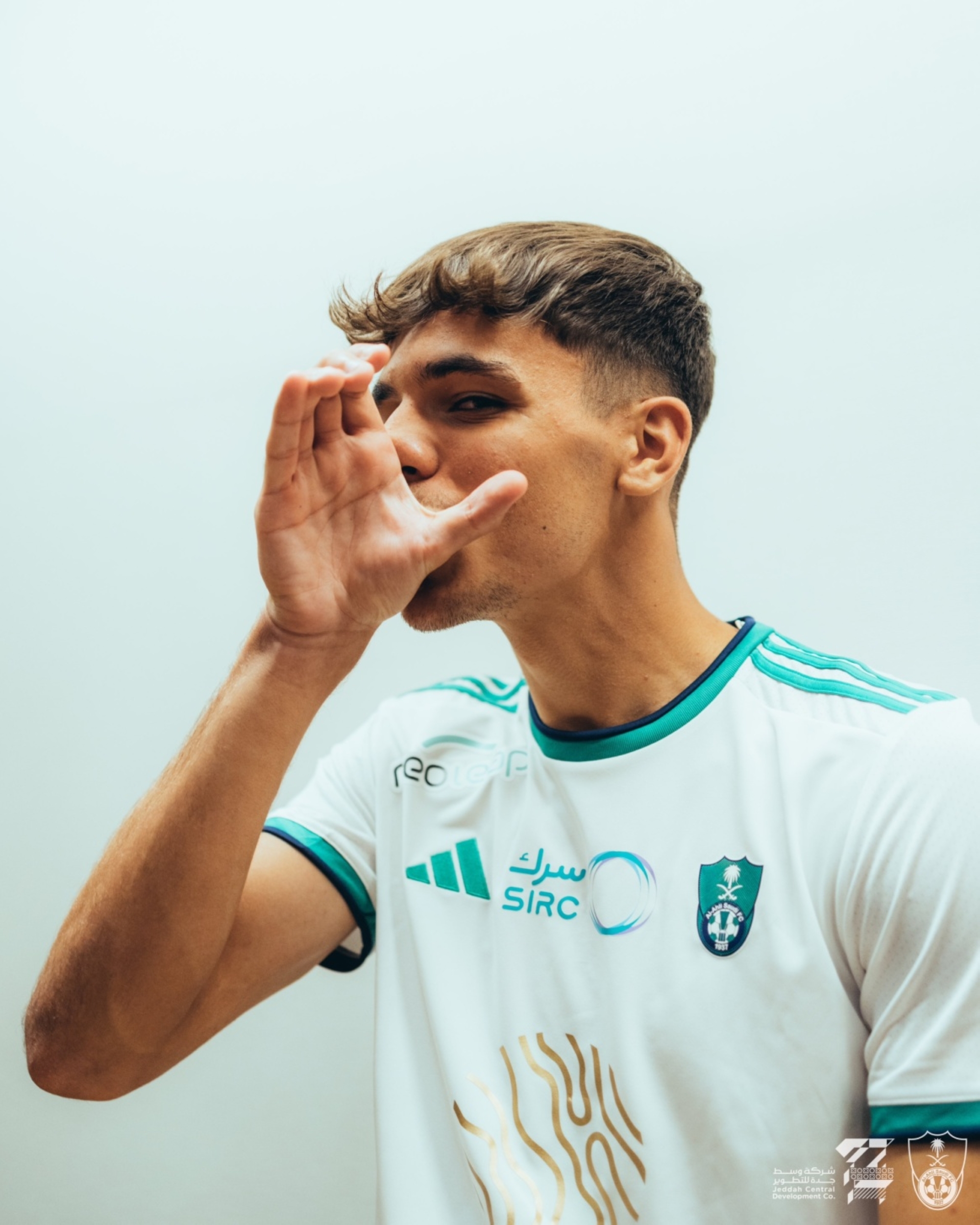 لاعب الأهلي "فيغا" في طريقه إلى جدة
