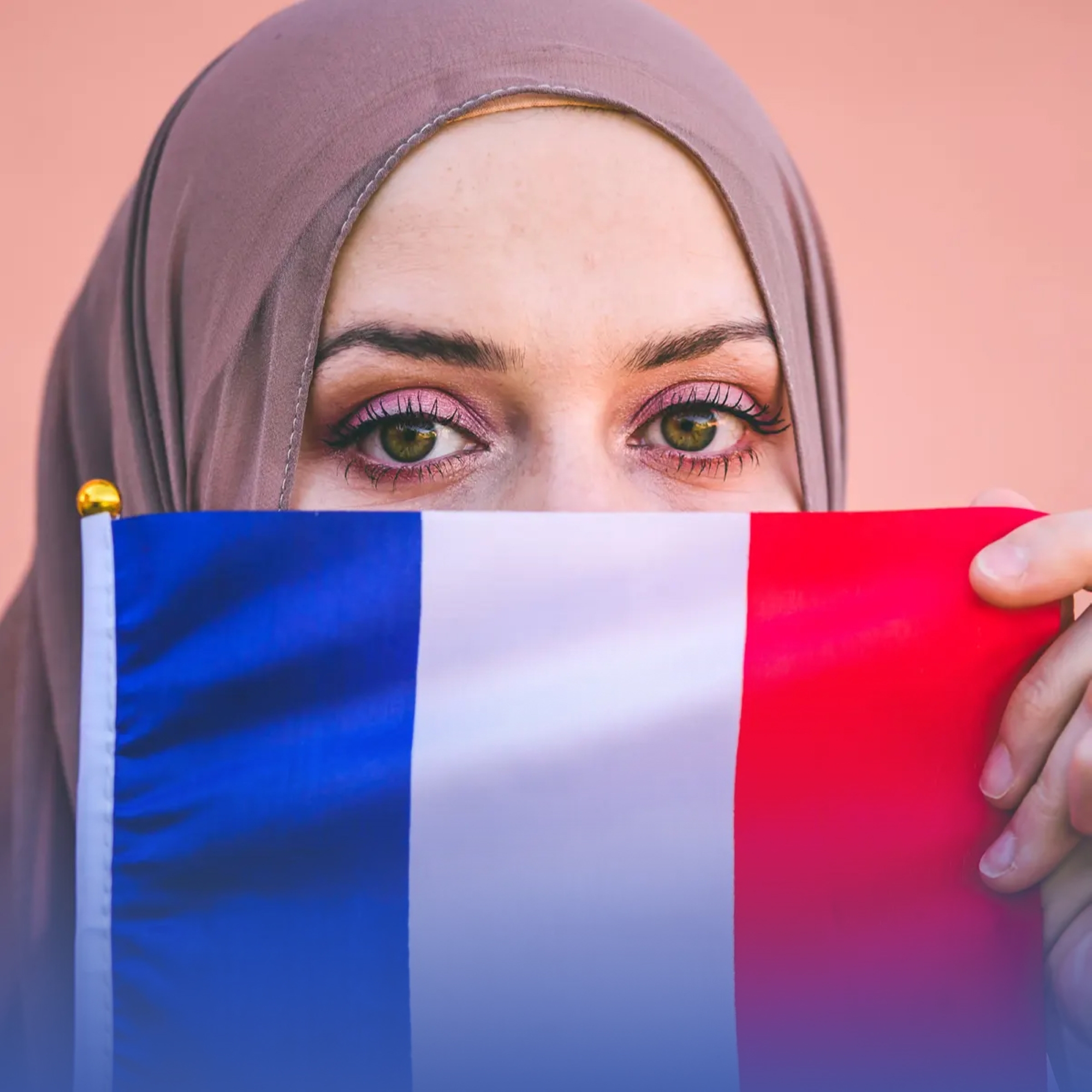 "فرنسا" تمنع المسلمات من ارتداء "العباءة"