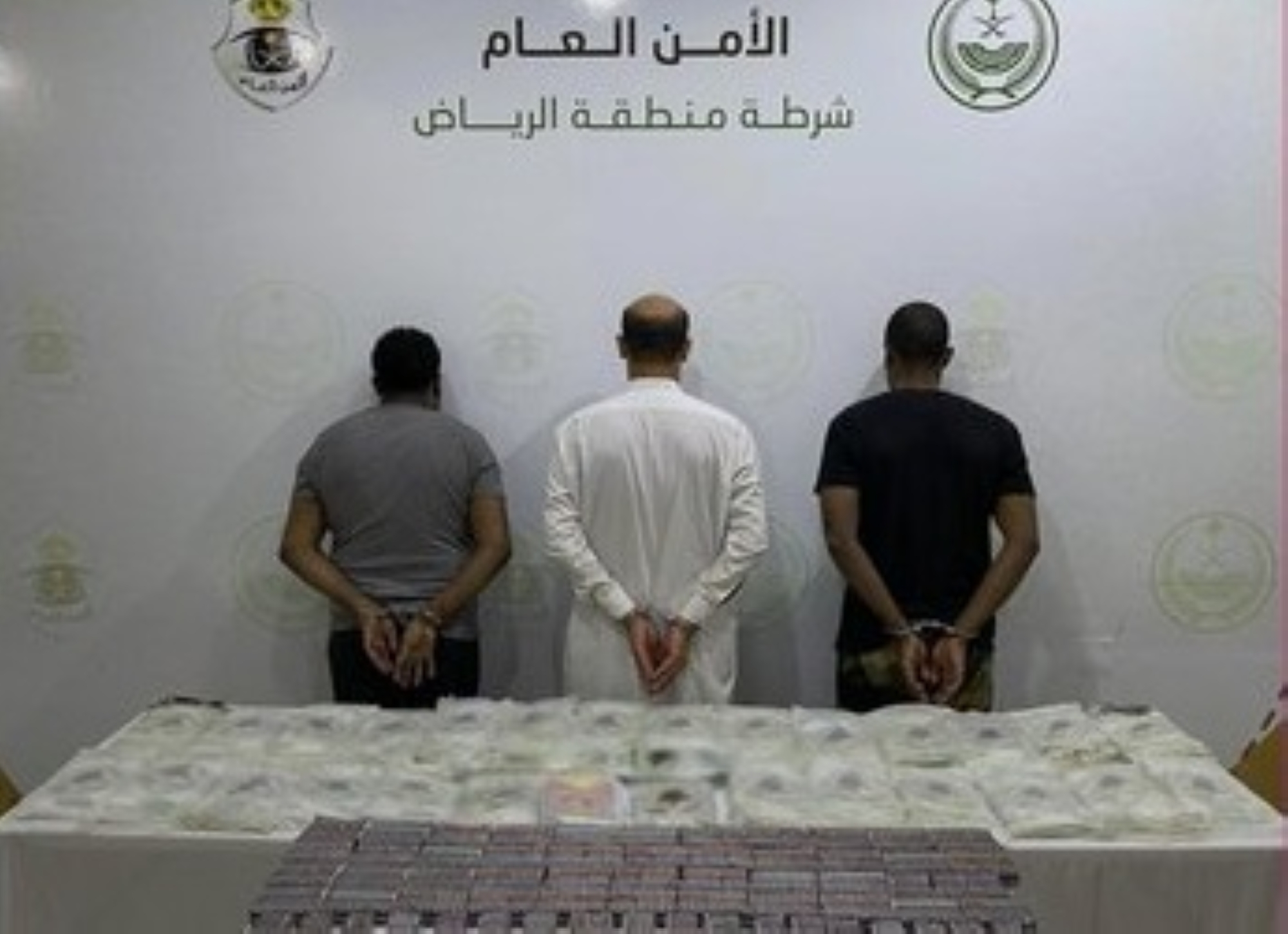 3 أشخاص استغلوا شققاً سكنية لترويج المخدرات