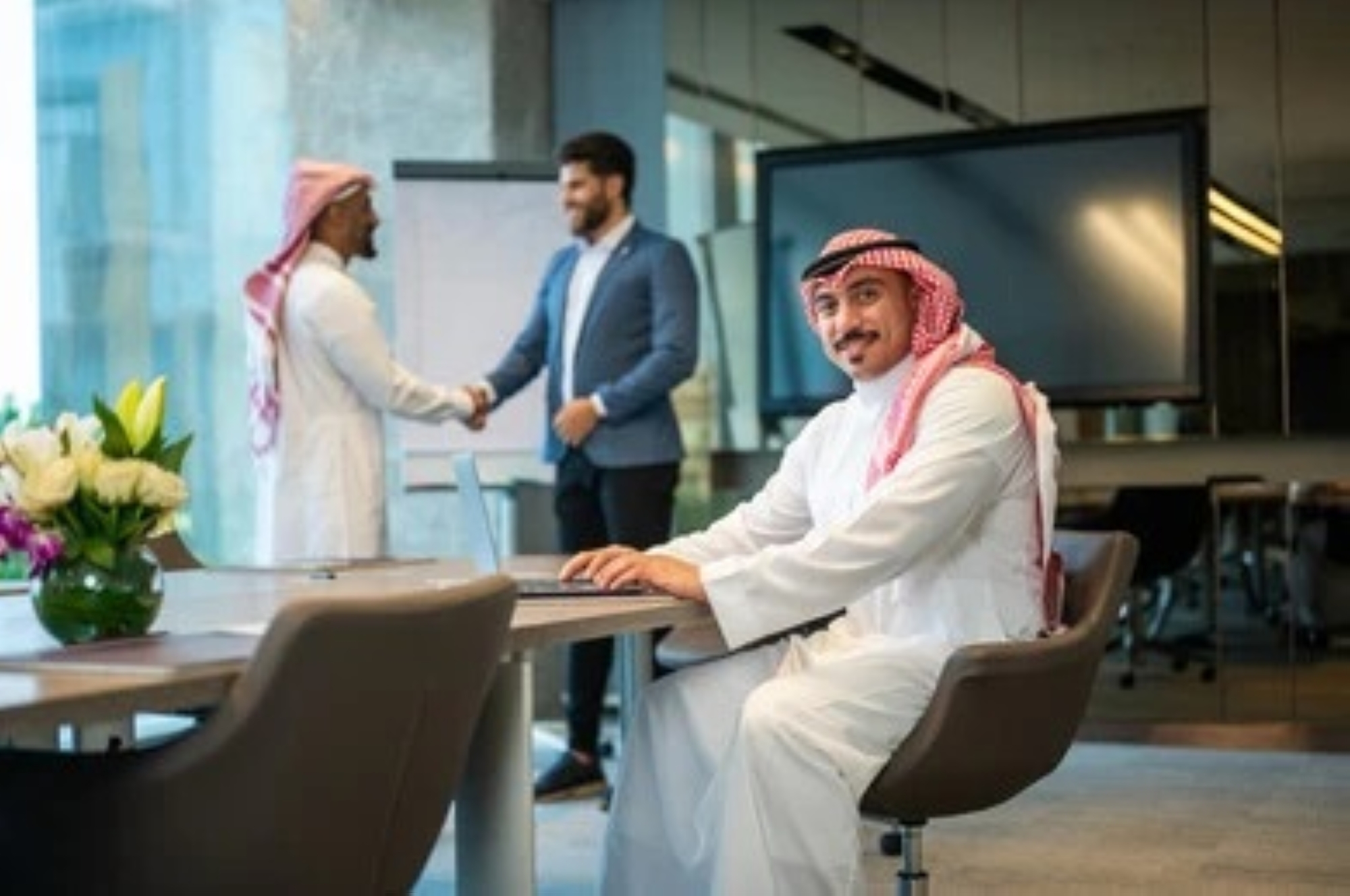 "عقوبات" لمُمكن الأجنبي من "اسمه وسجله" التجاري