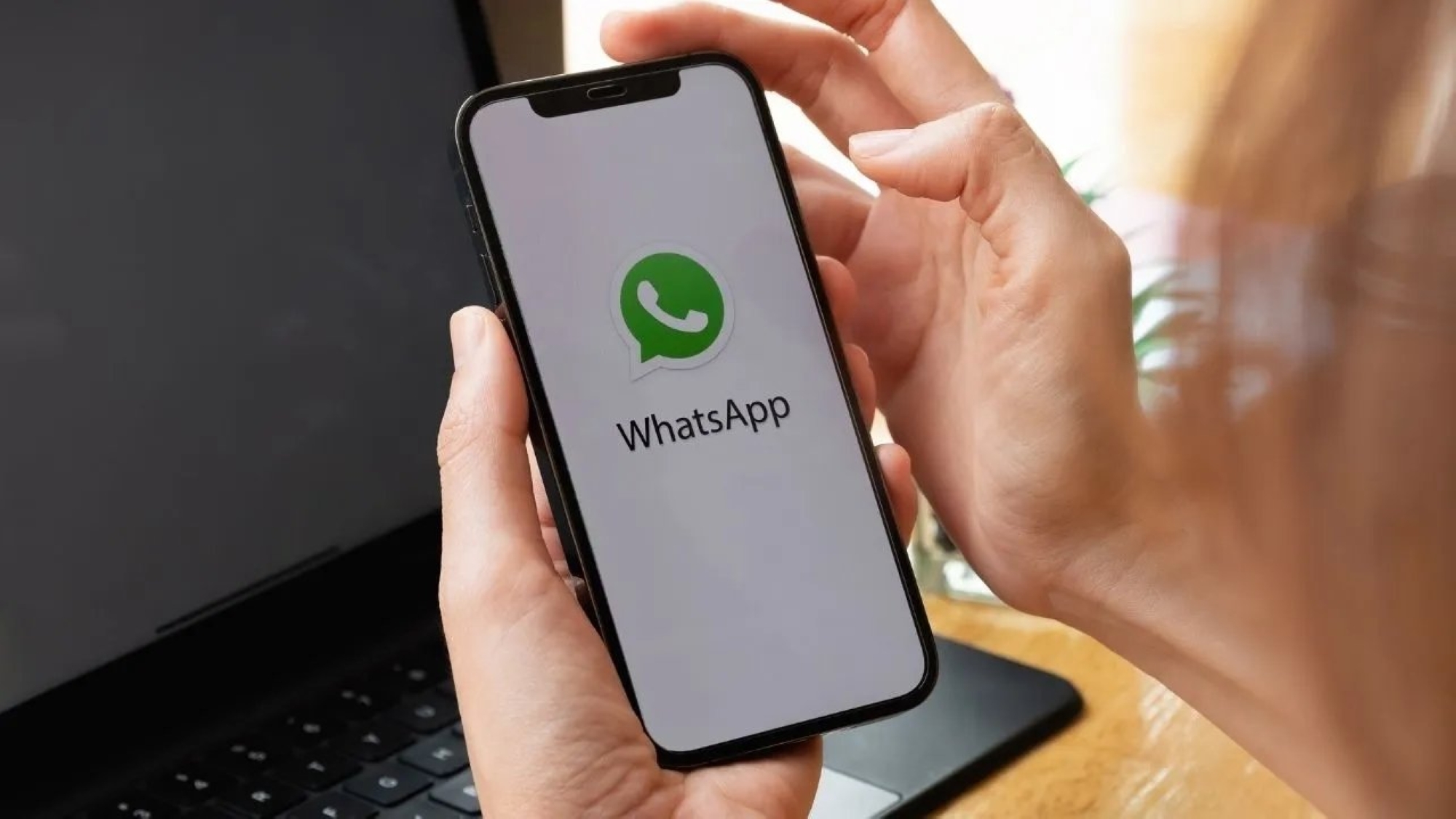 "واتساب" يربط الحسابات بالبريد الإلكتروني
