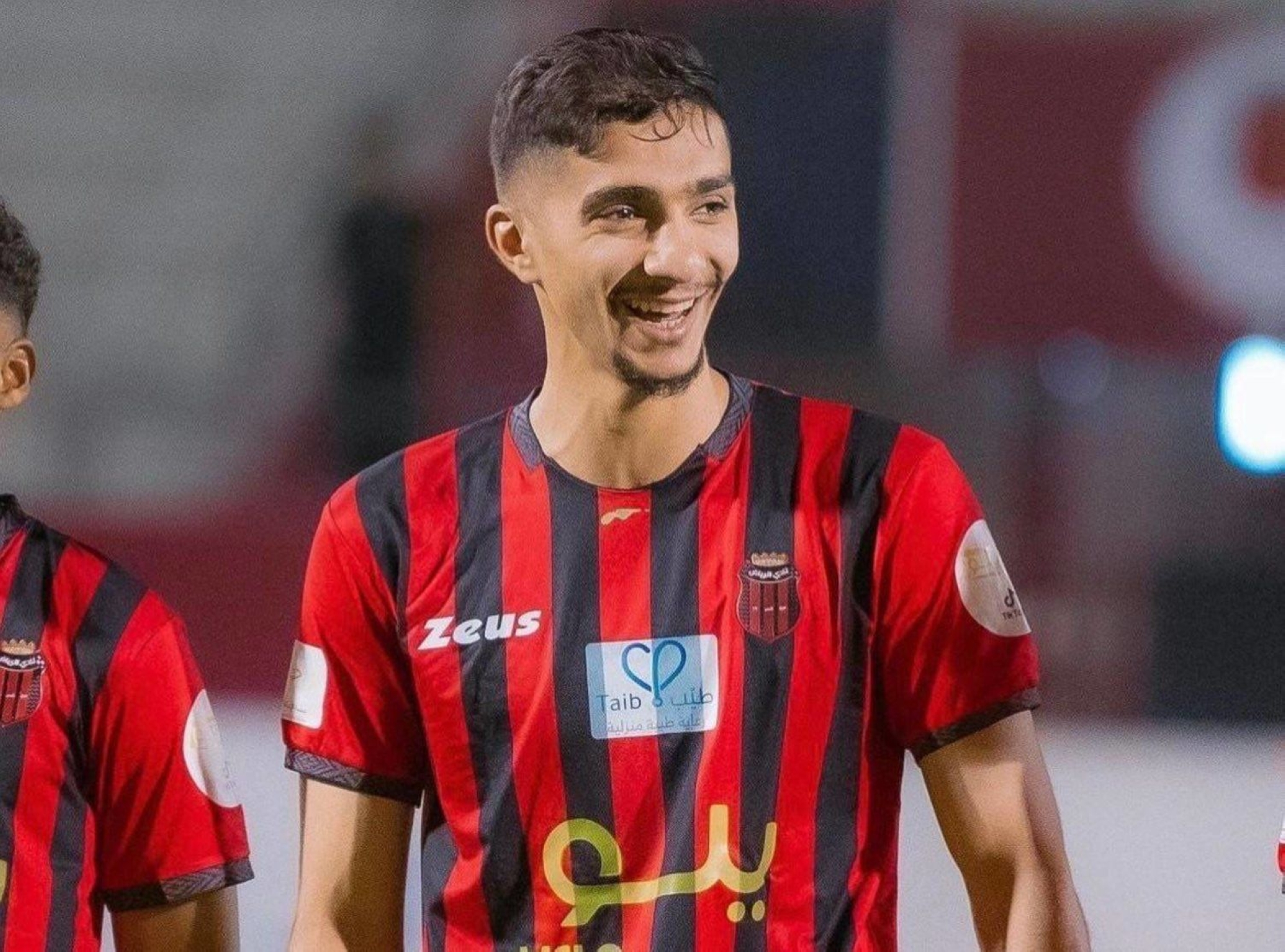 الشباب يفاوض الرياض لضمّ مدافعه