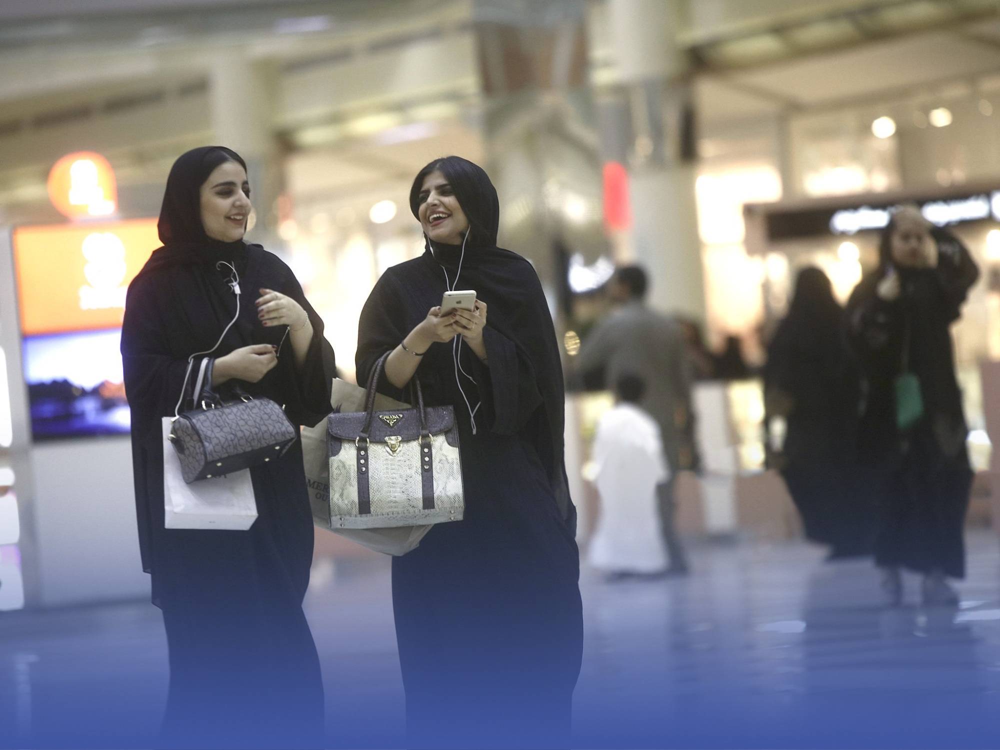 "المشي بالمولات".. رياضة "الصيف"