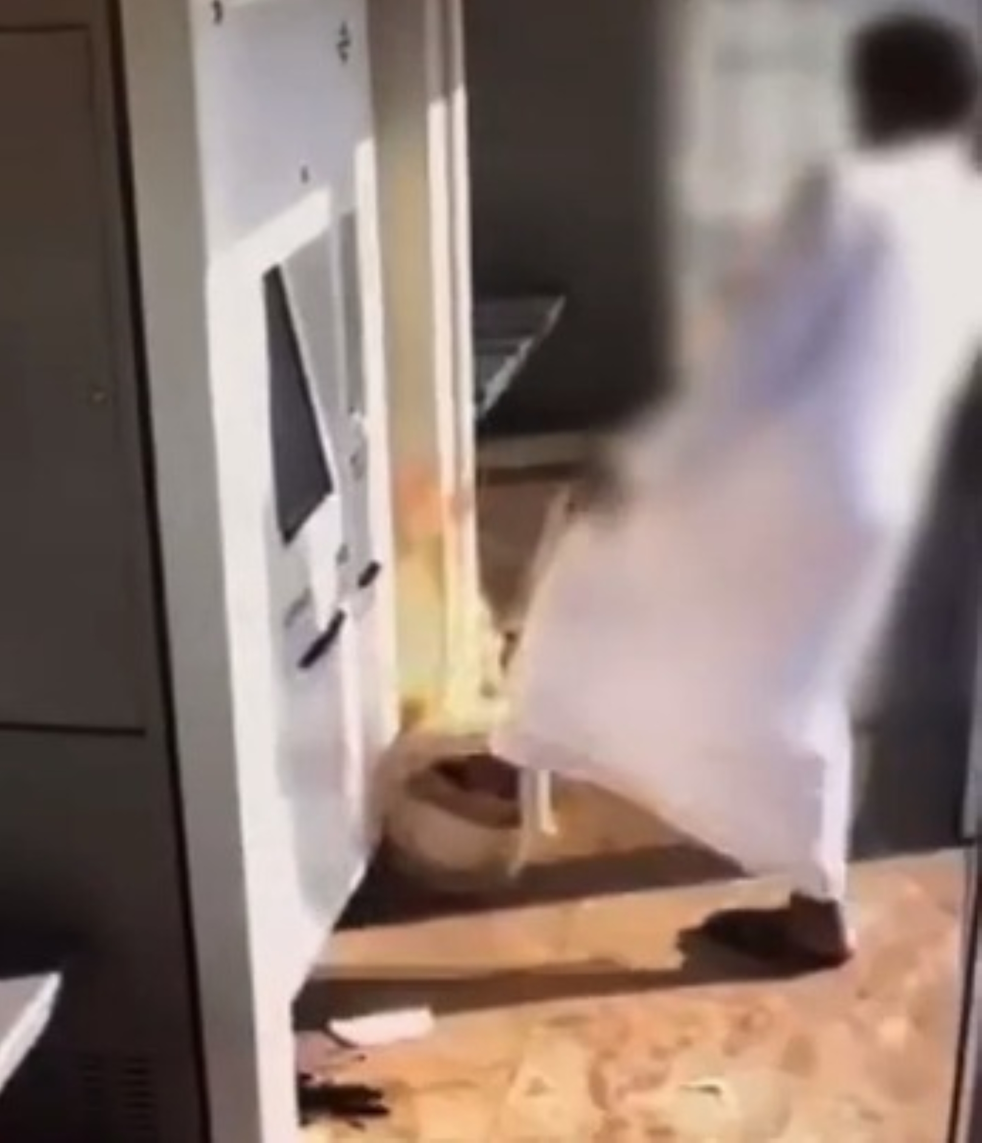 "قبض مواطن" أشعل النار بموقف حافلات بـ"الرياض"
