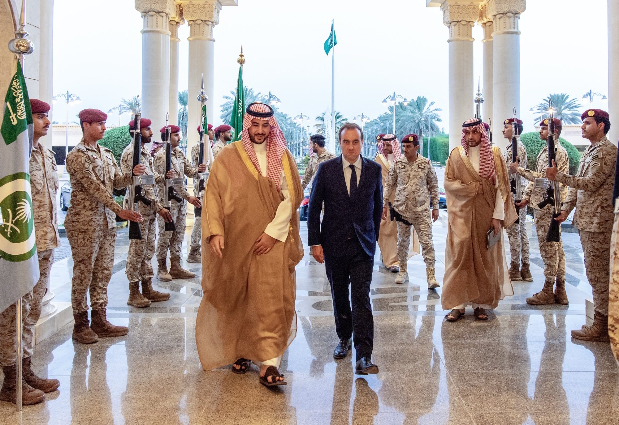 خالد بن سلمان يبحث التعاون مع "ليكورنو"