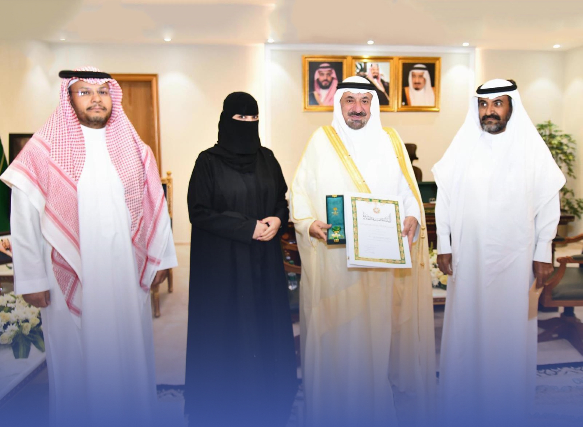 أمير نجران يكرم مواطنة بوسام "المؤسس"
