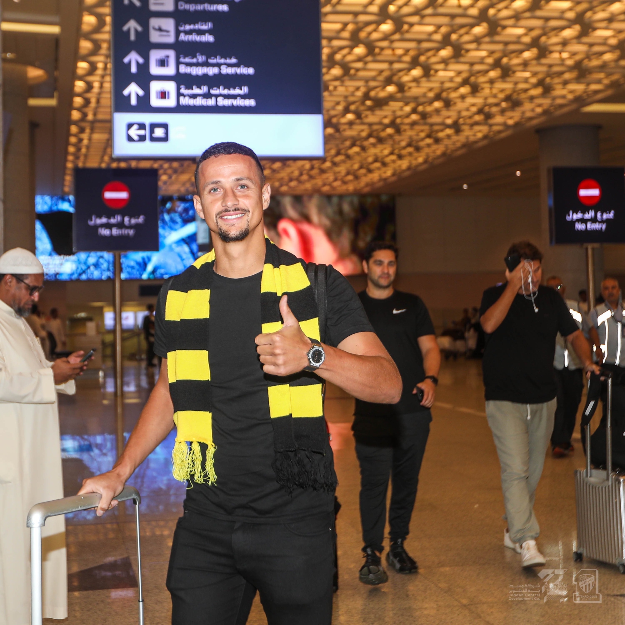 متحدثاً بالعربية.. فيليبي يصل جدة للانضمام للاتحاد