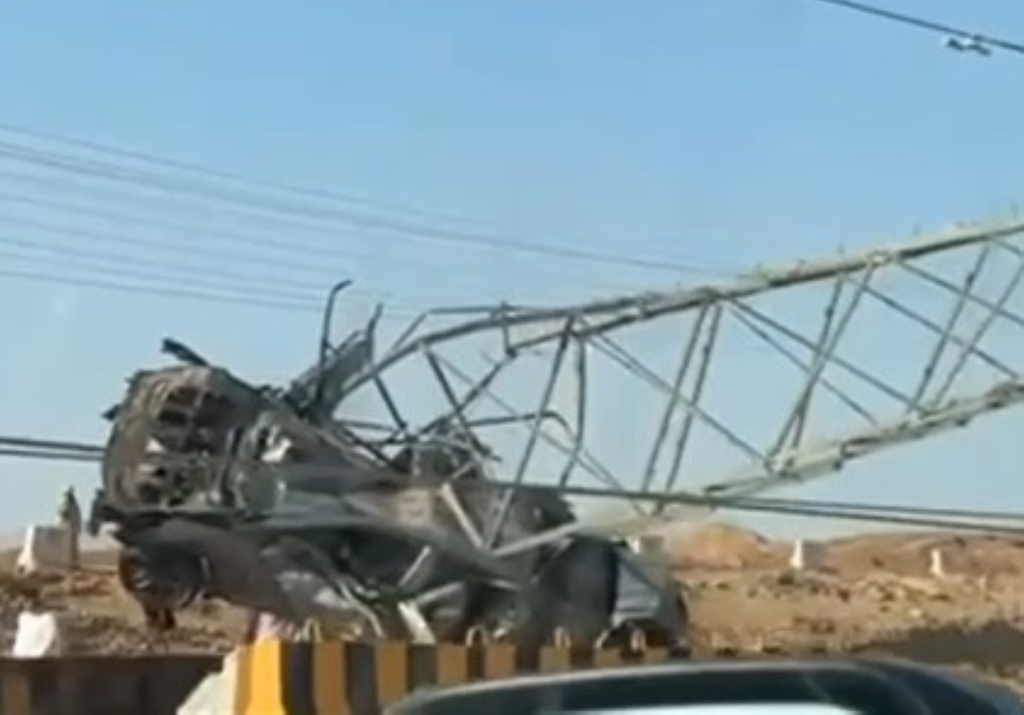 وفاة طلاب اصطدمت سيارتهم بعمود كهرباء