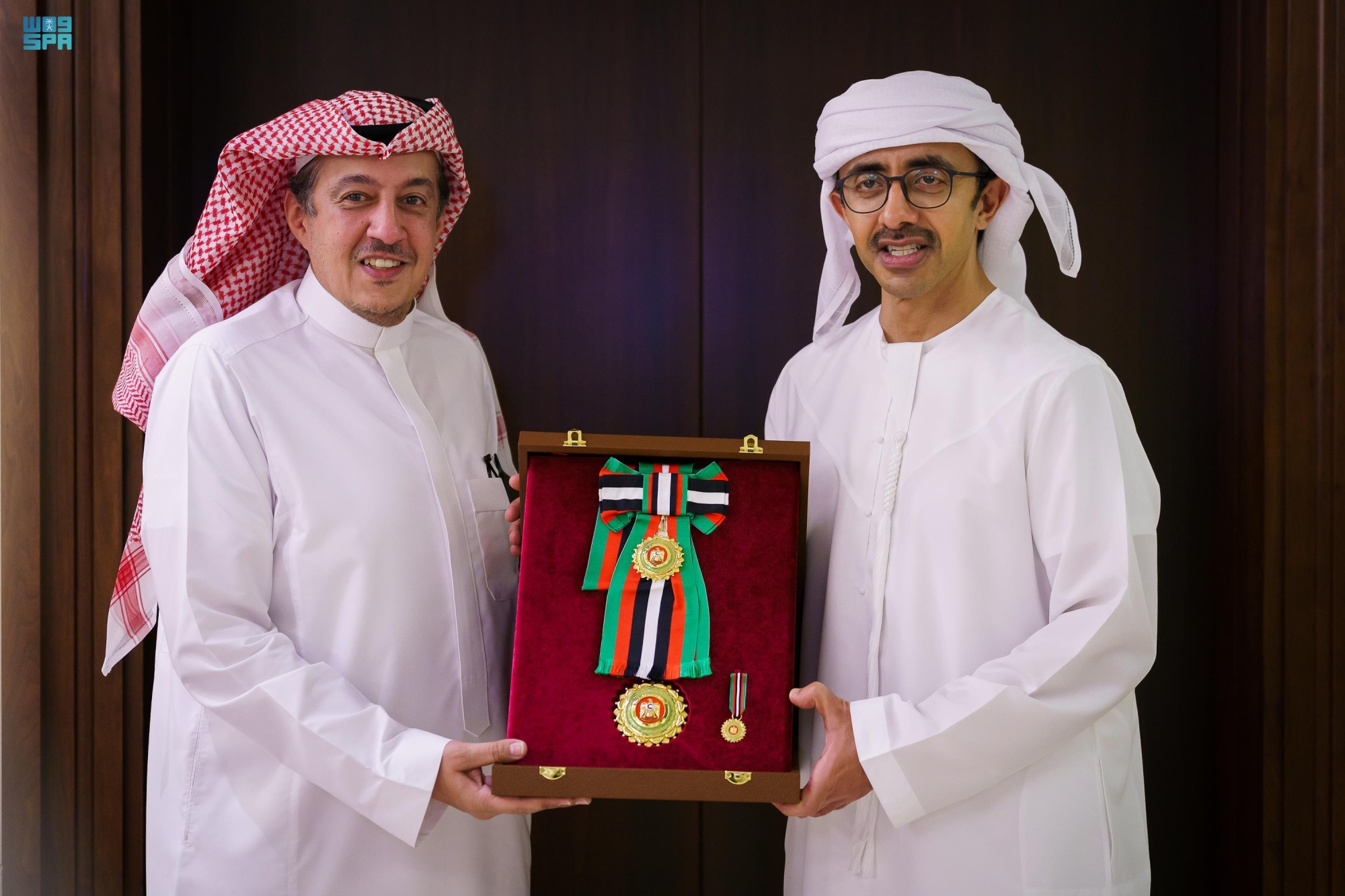 "وسام زايد" من الطبقة الأولى لسفير المملكة بالإمارات