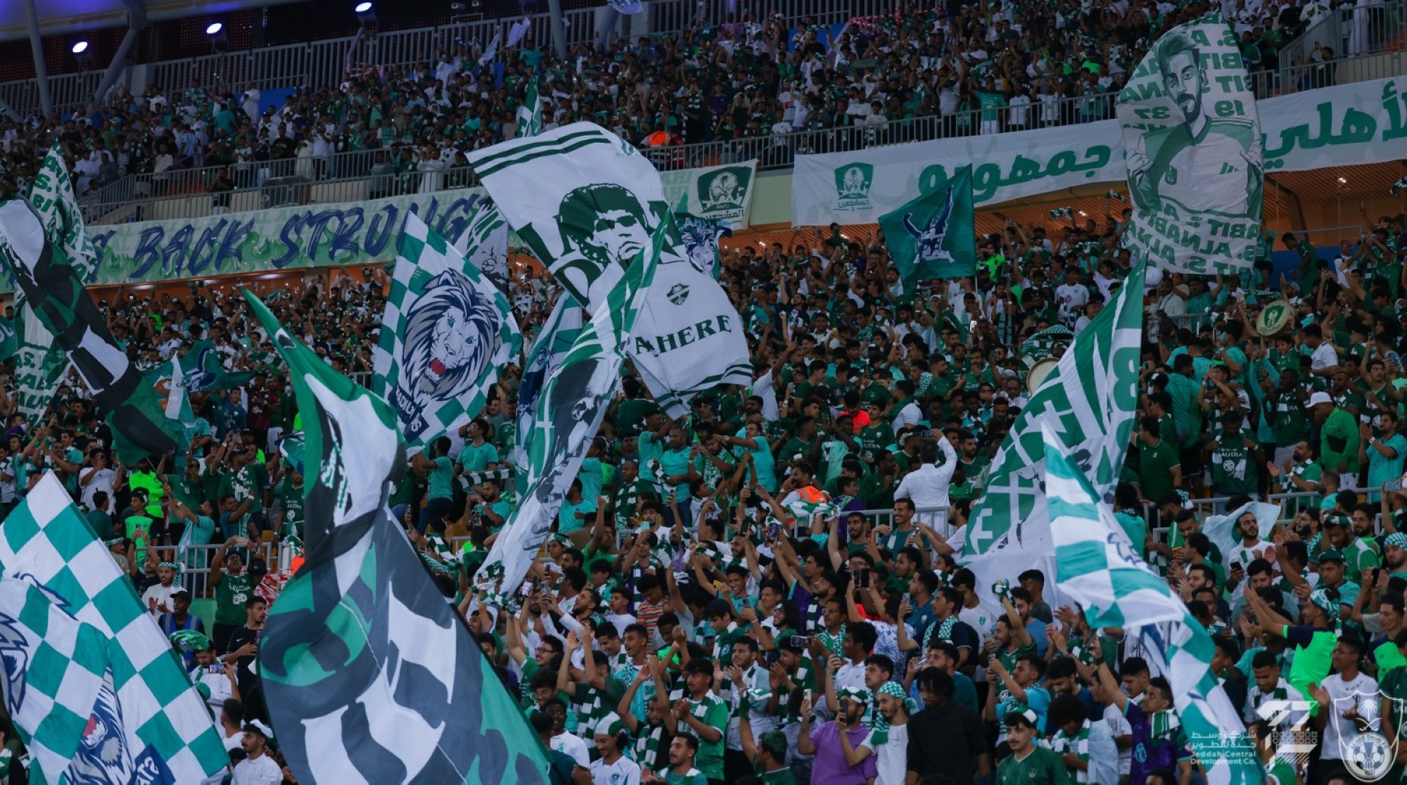 "مشادة" جماهير الأهلي بمباراة "التعاون"