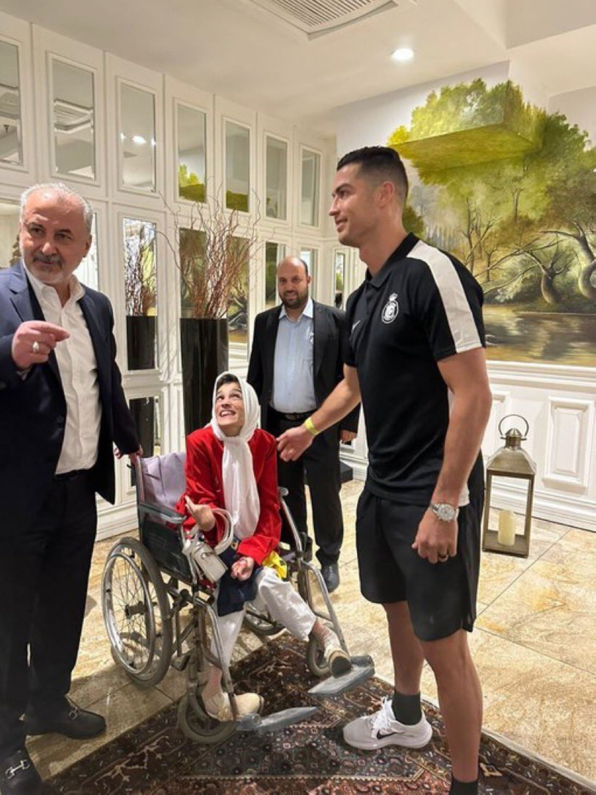 رونالدو يخطف قلوب الإيرانيين