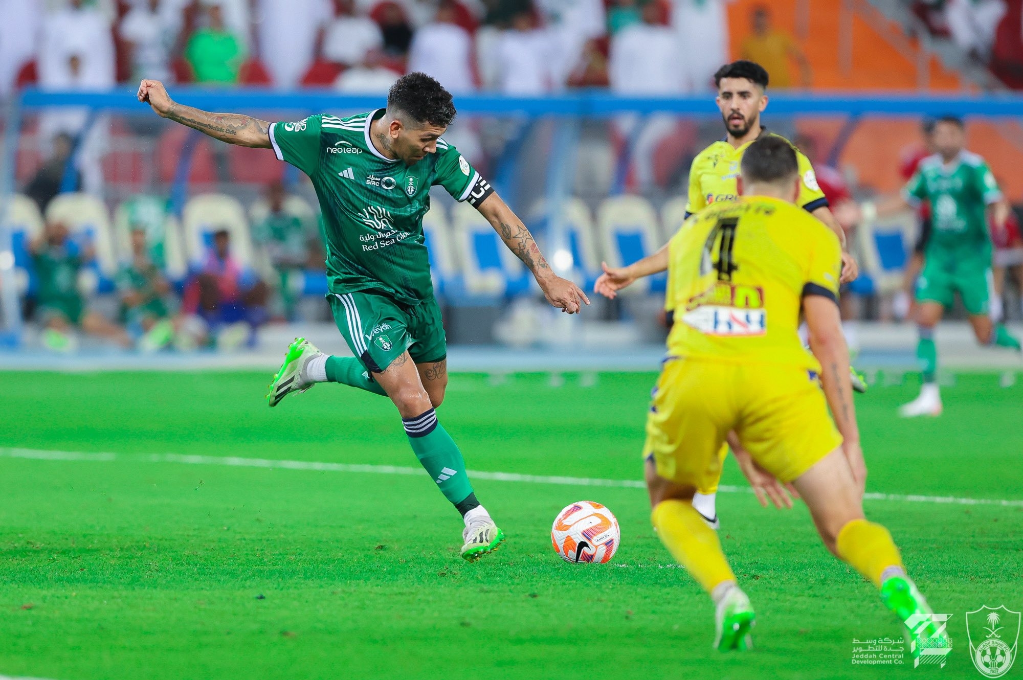الانضباط تعاقب لاعبي الأهلي والتعاون