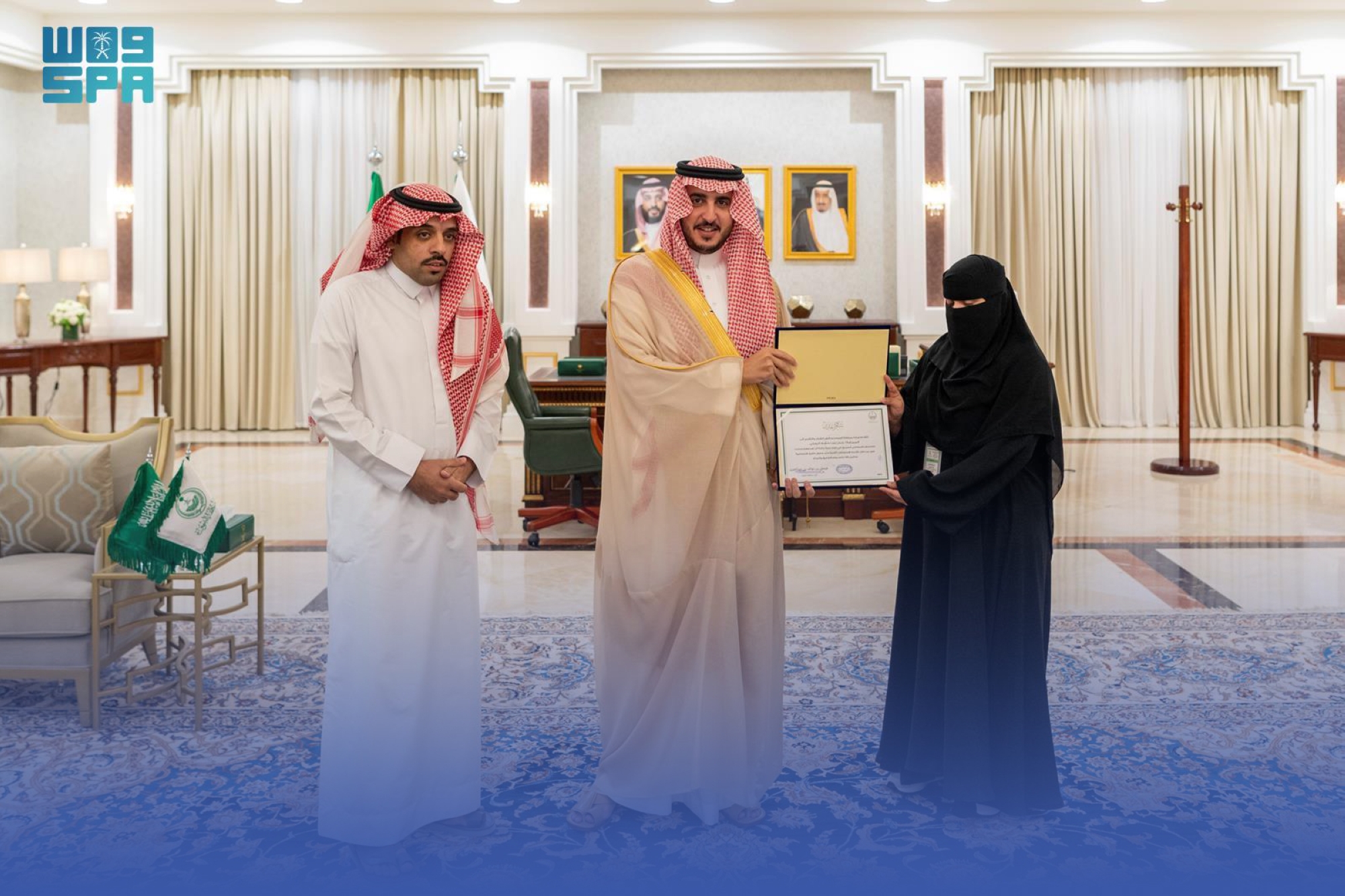"أمير الجوف" يكرم ممرضة "أنقذت أسرة"