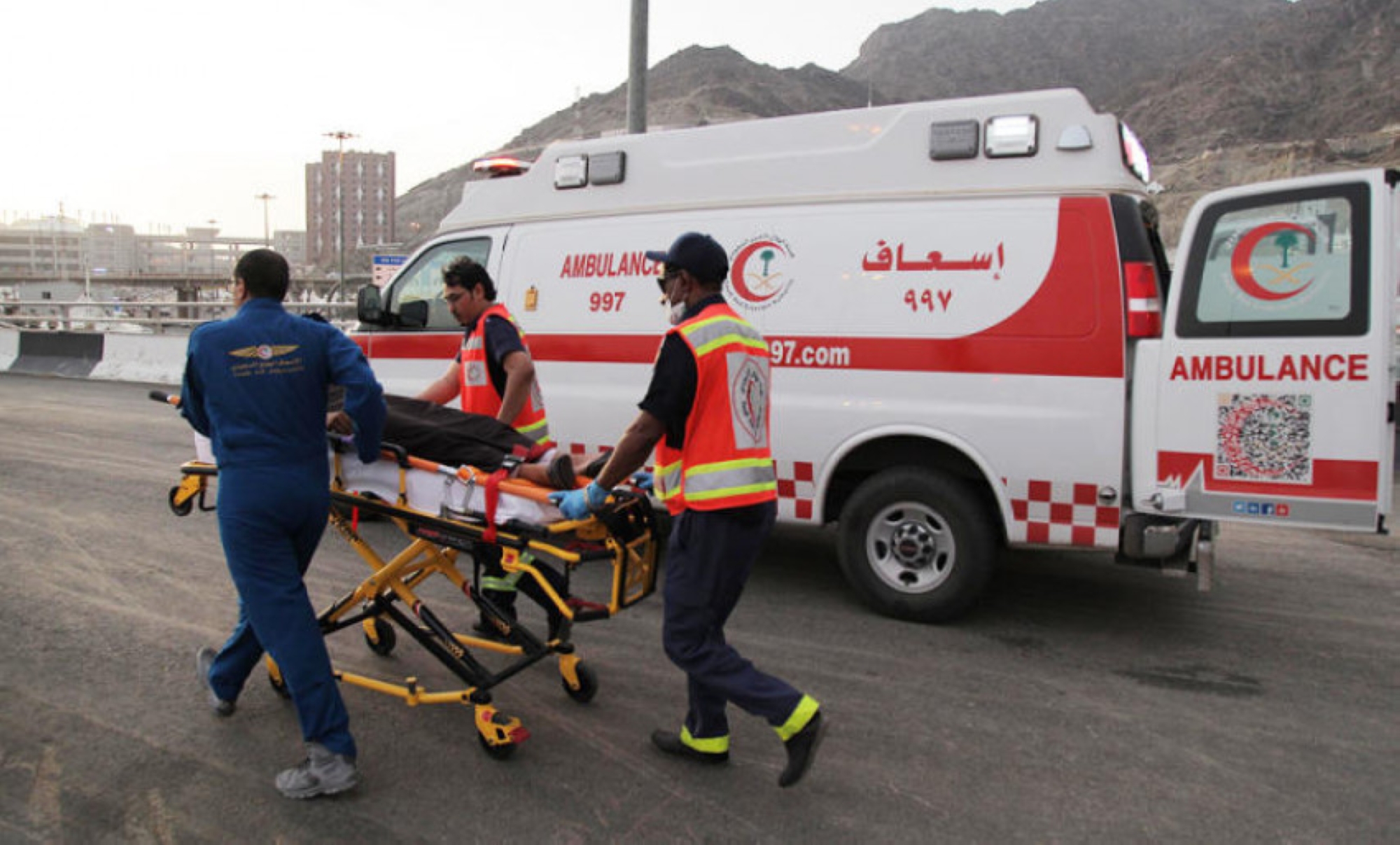 "وفاة" وإصابات بانقلاب حافلة بـ"حقل"