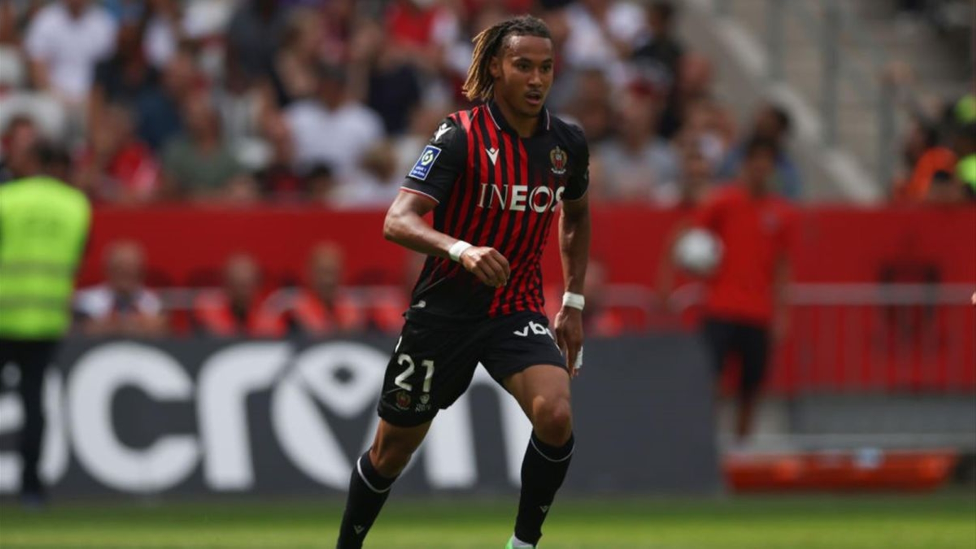 لاعب فرنسي يهدد بالانتحار من أعلى كوبري