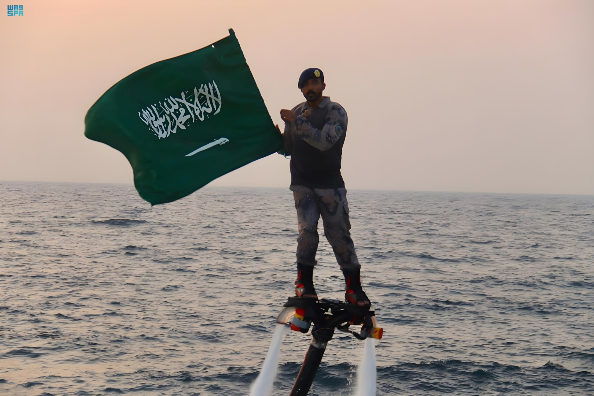 "اللوح الطائر".. "إبداع" حرس الحدود بيوم "البحر"