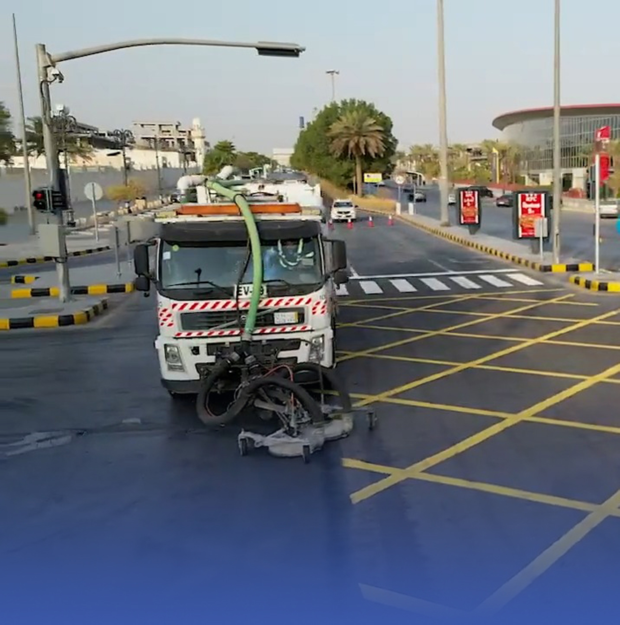 بلمسات فنية.. تحسين "خطوط الطرقات" بالرياض