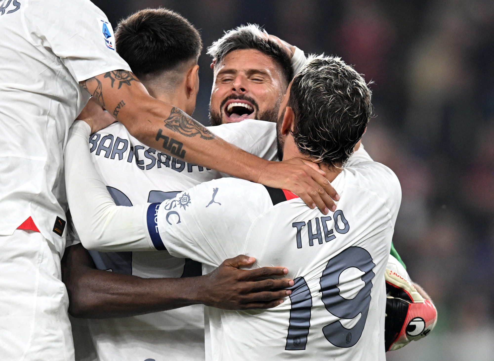 "الحارس جيرو" يقود ميلان لتصدر الدوري