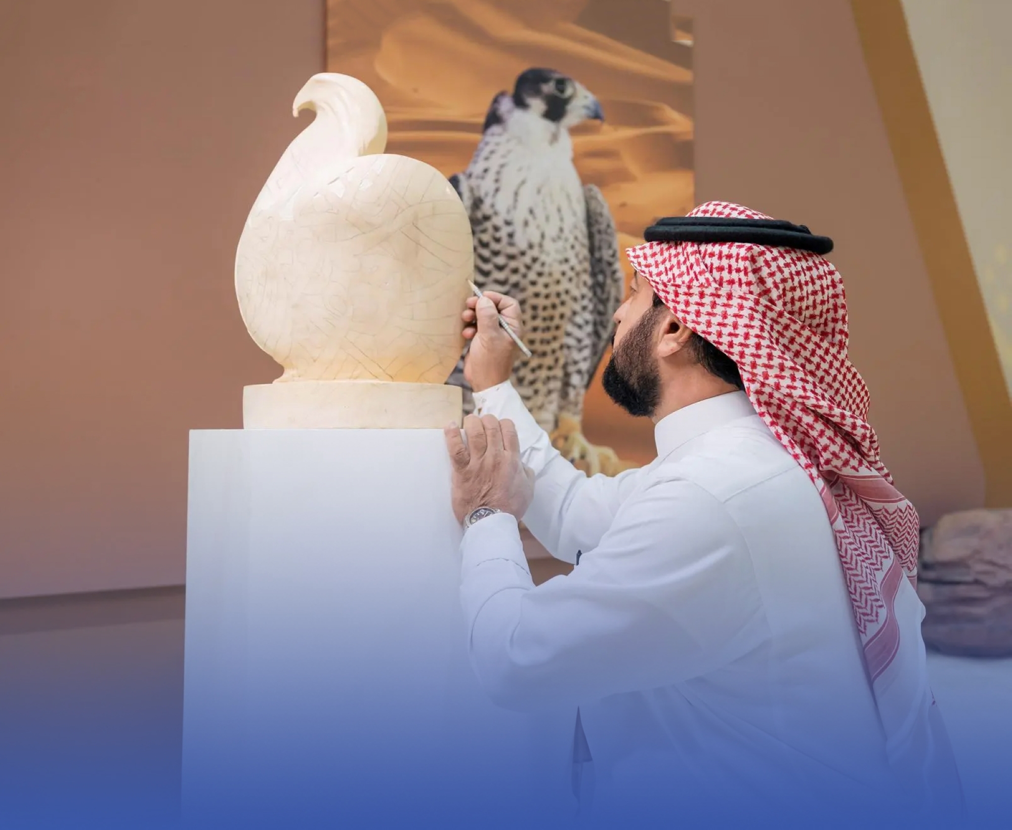 منحوتة"شاهين" تجذب زوار "معرض الصقور"