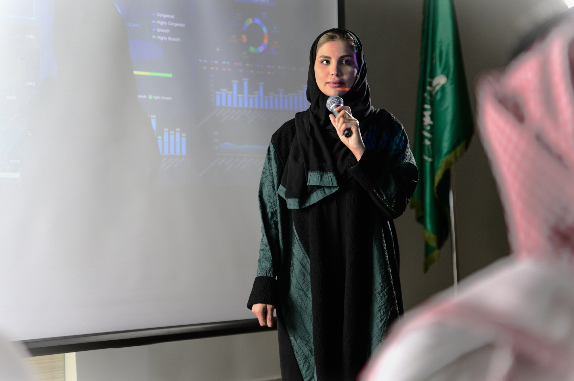 "المعلمات" يتفوقن على "المعلمين"