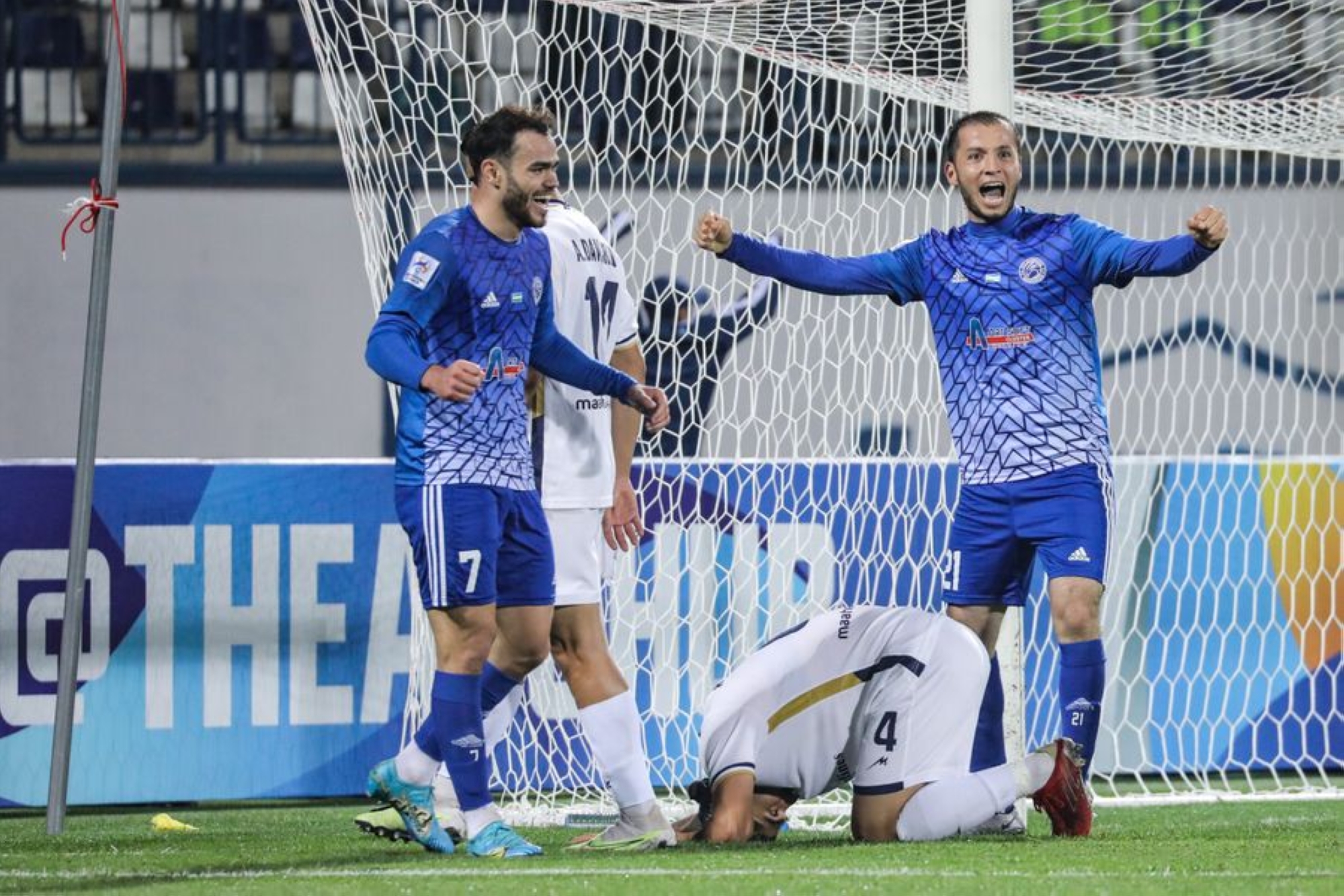 "نافباهور" يزاحم الهلال على "الصدارة"