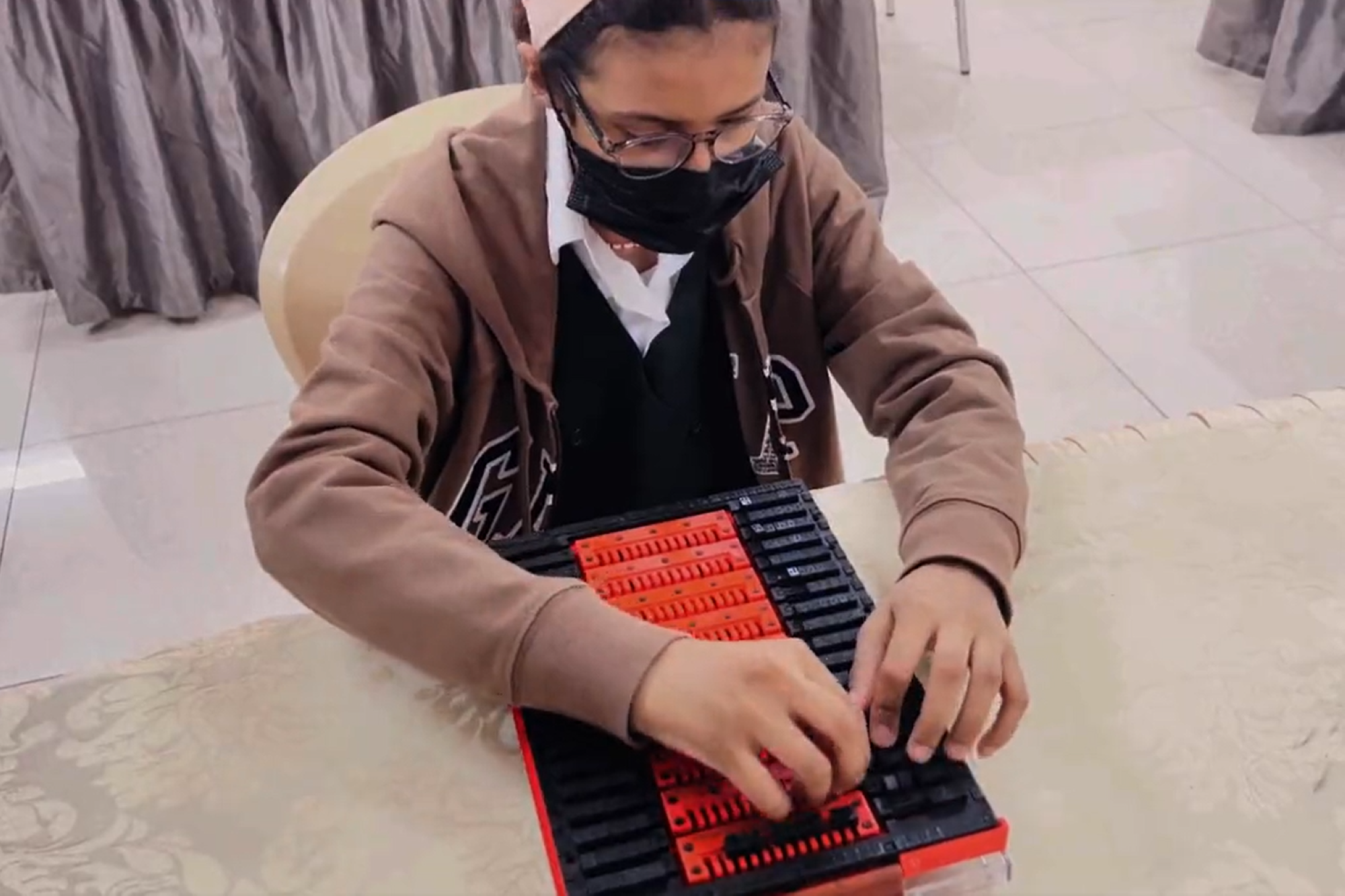 "سعودية" تبتكر لوحة تساعد "المكفوفين" في "الحساب"