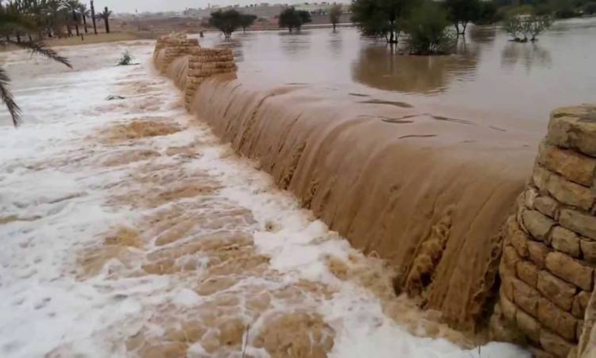 "نجران".. شلالات وسيول
