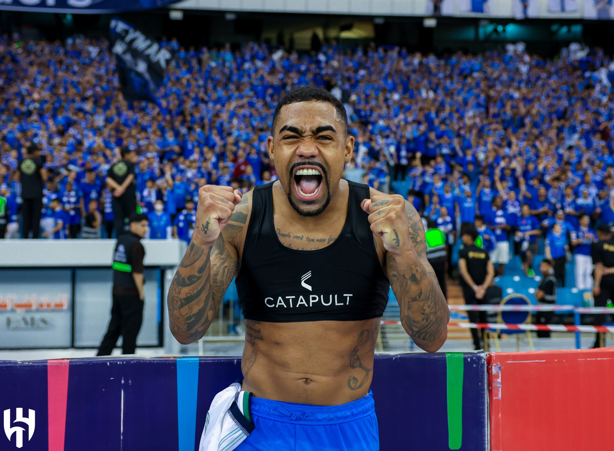 "نجوم الهلال" يوثقون احتفالاتهم مع الجماهير