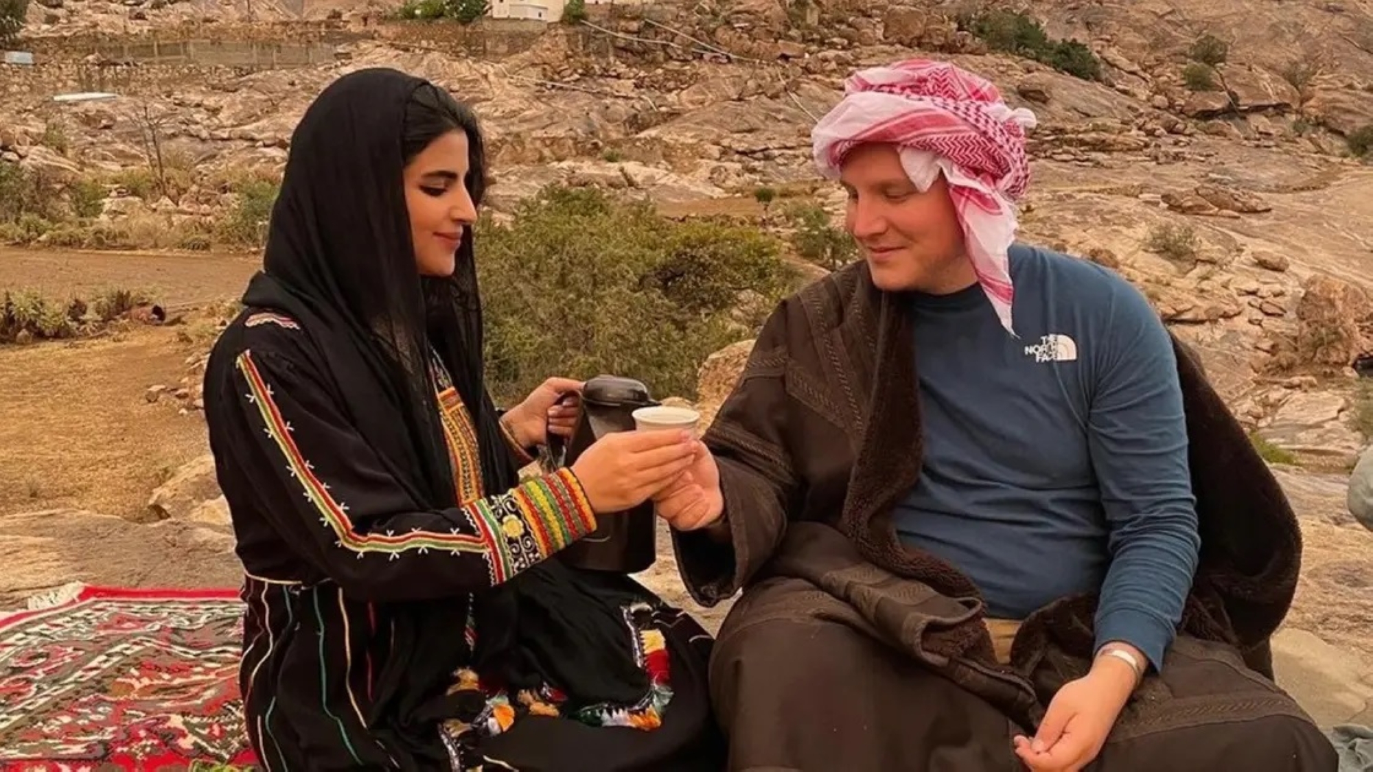 "أبو متعب الأمريكي" ينقل "حكاية العلا" للعالم