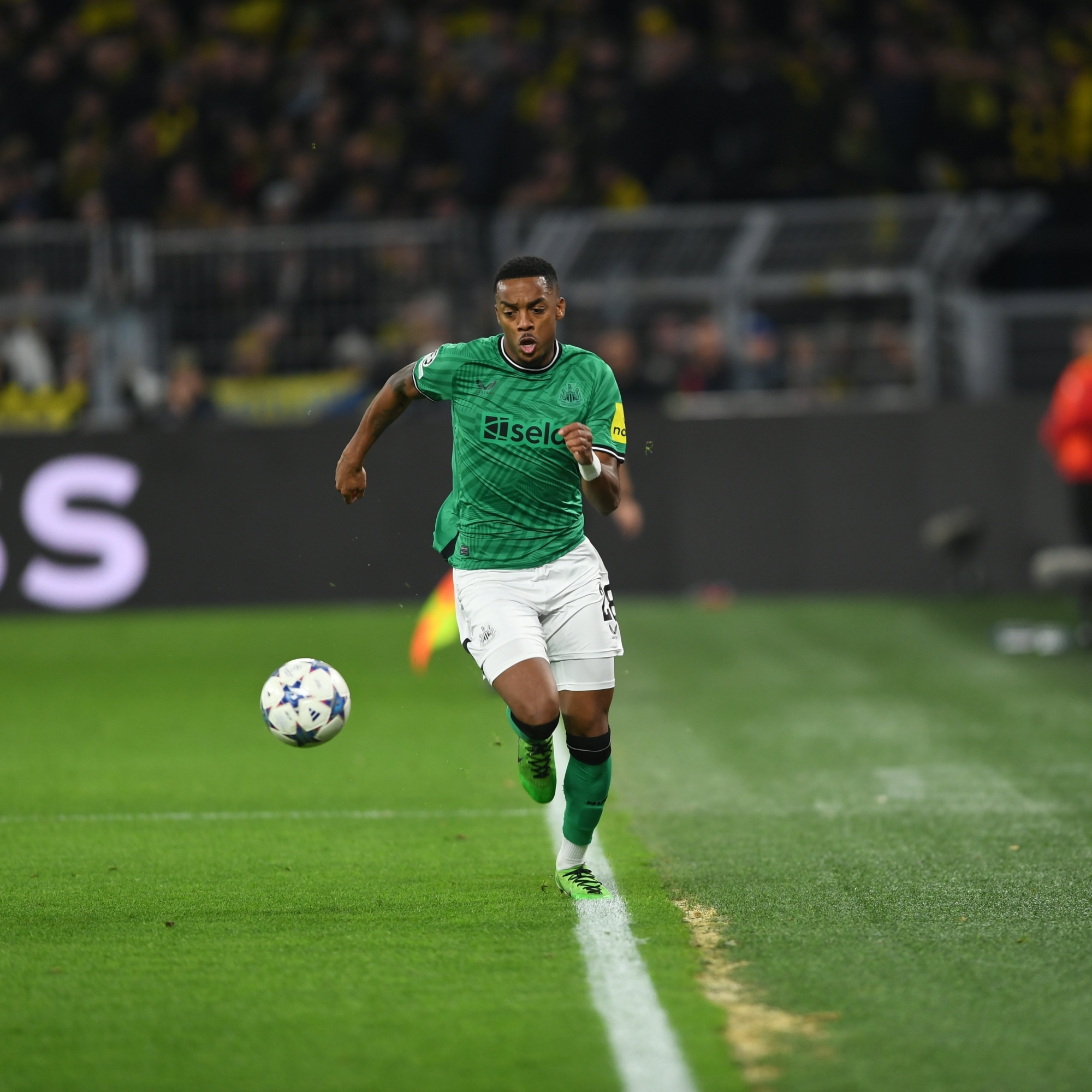 "دورتموند" يهزم "نيوكاسل" ويتصدر المجموعة