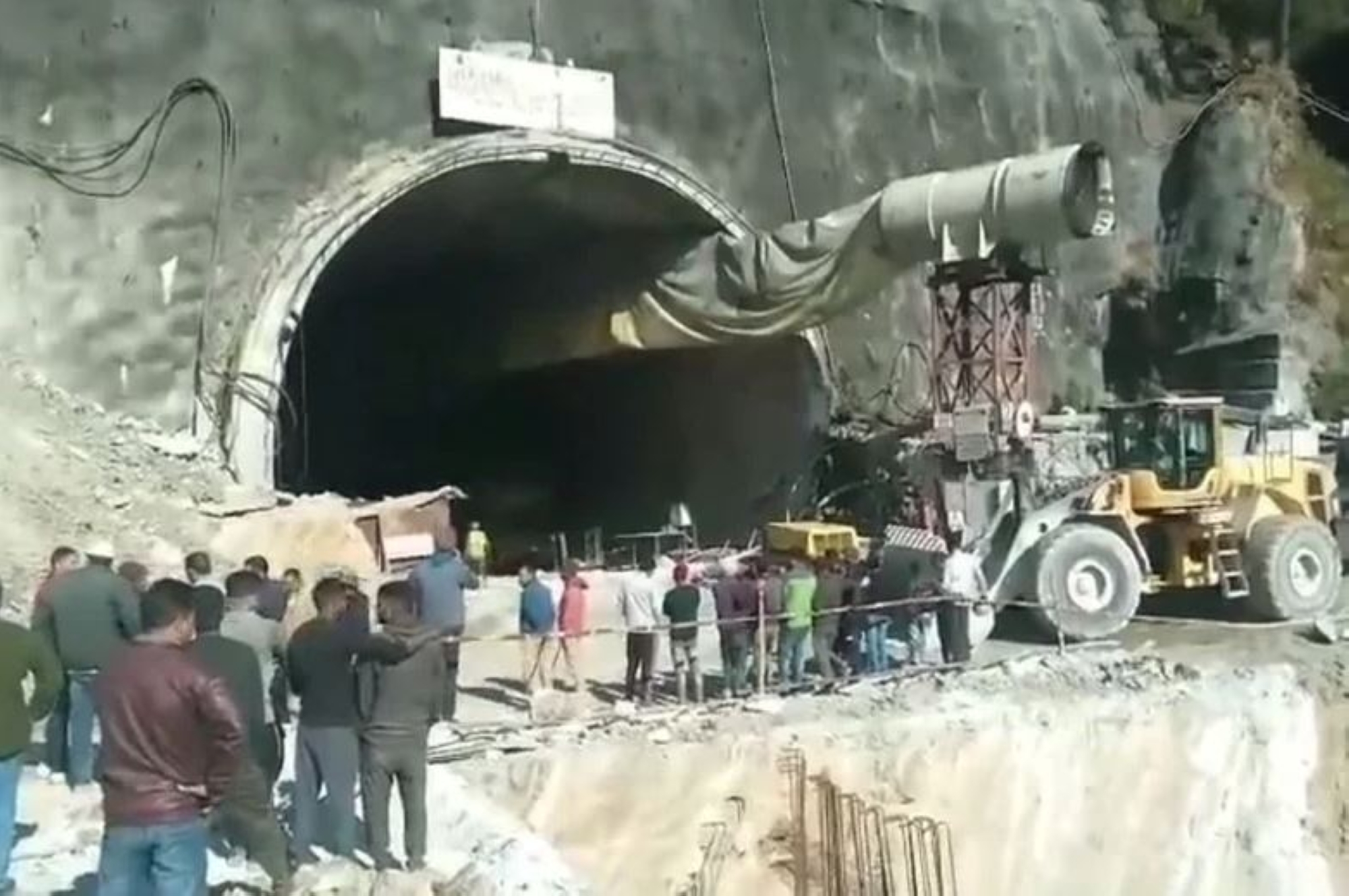 انهيار نفق يحاصر 40 عاملاً هندياً
