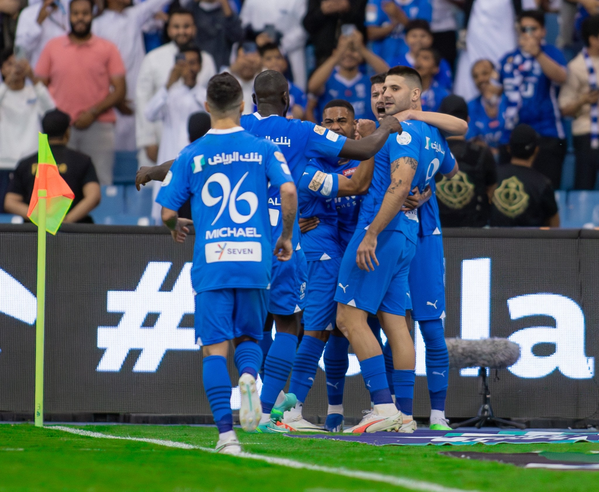 "روشن 13".. استمرار "الصراع" بين "القطبين"