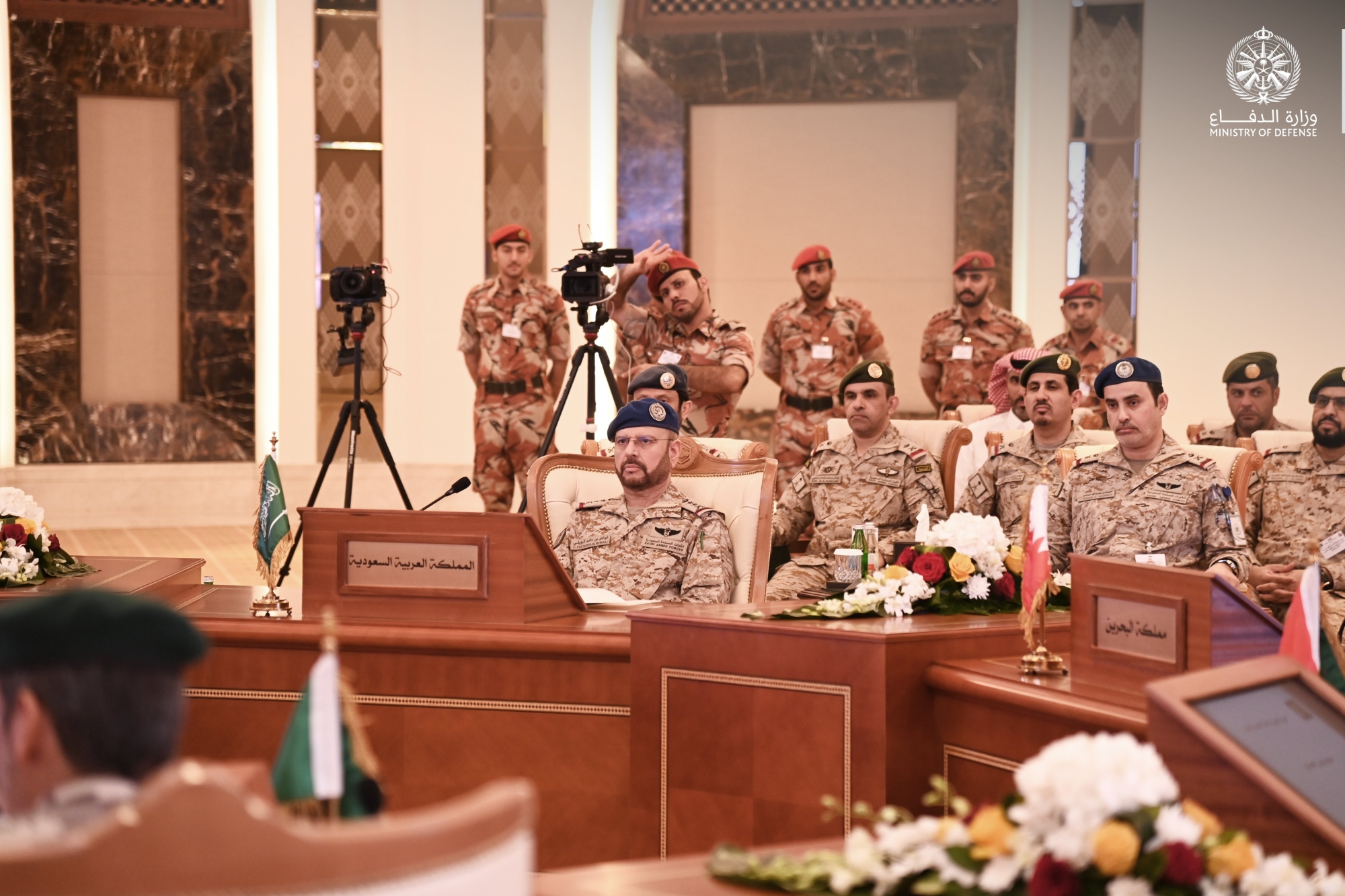 "الرويلي" يرأس وفداً عسكرياً سعودياً في "مسقط"