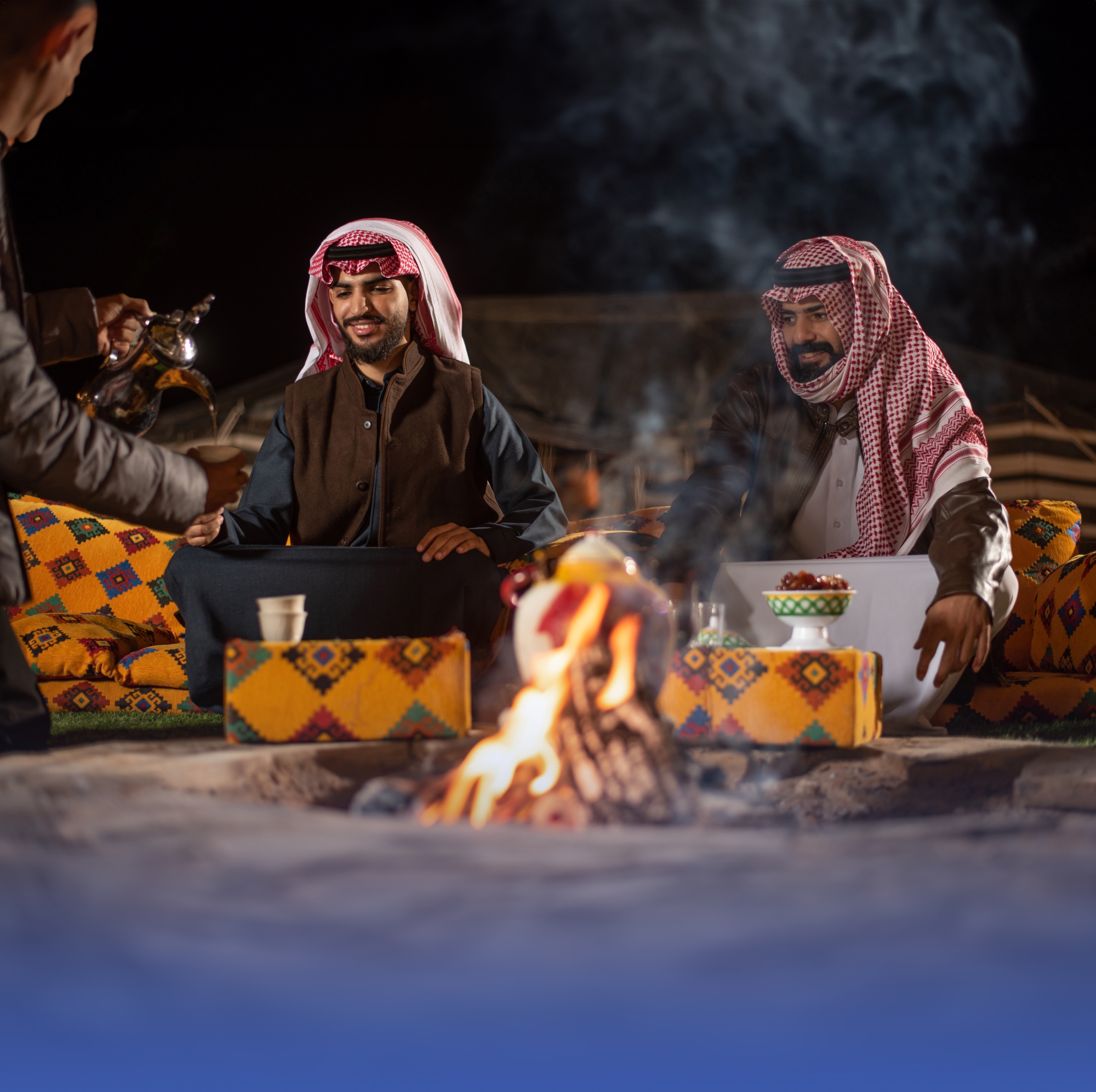 "الحطب".. أنيس الشتاء وسيد الأسواق "السوداء"