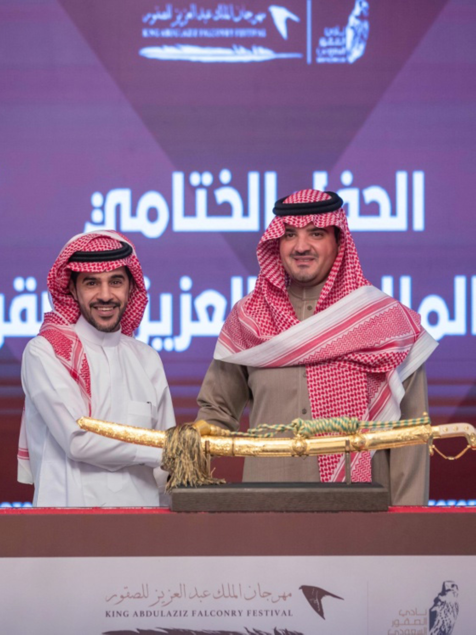 وزير الداخلية يكرم الفائزين بمهرجان "الصقور"