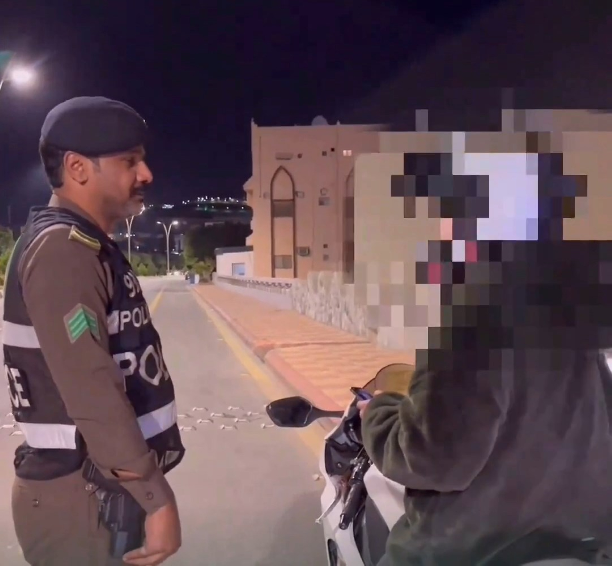 "المرور" ومخالفو الدراجات.. "يدٌ تقبض وعينٌ تراقب"