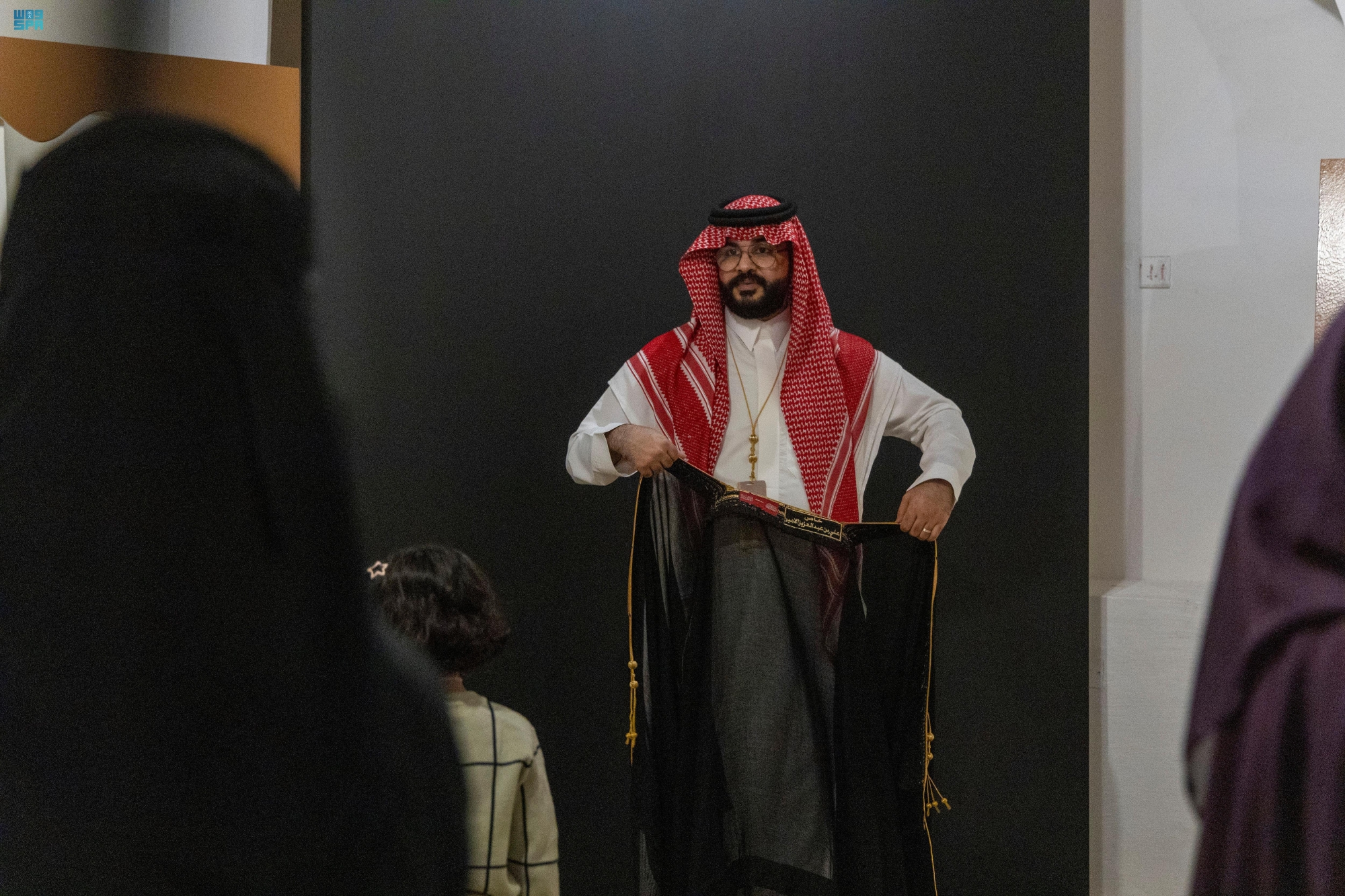 "البشت".. رمز الوجاهة بخيوط تراثية