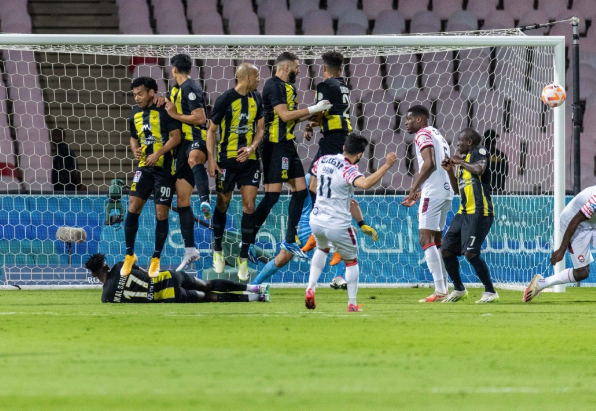 "الانضباط" تغرم الاتحاد ولاعبي الشباب والأخدود