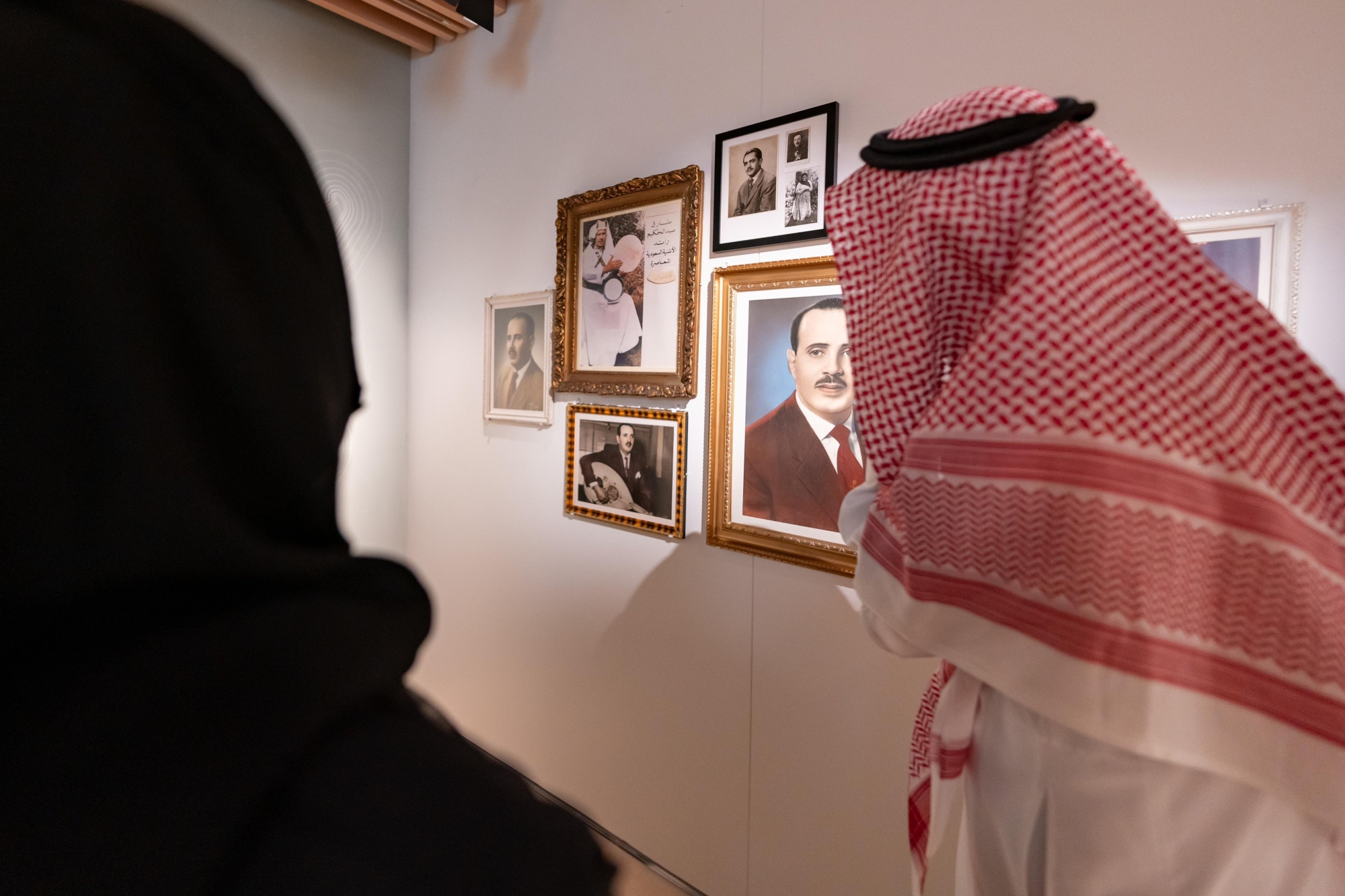 فن "طارق عبدالحكيم" يشع بجدة "التاريخية"